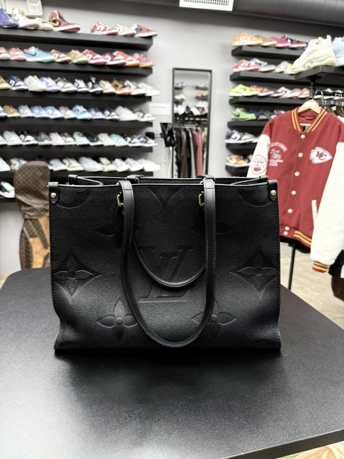 Louis Vuitton Louis Vuitton OnTheGo MM Black Leather Bag Size ONE SIZE - 5 Thumbnail