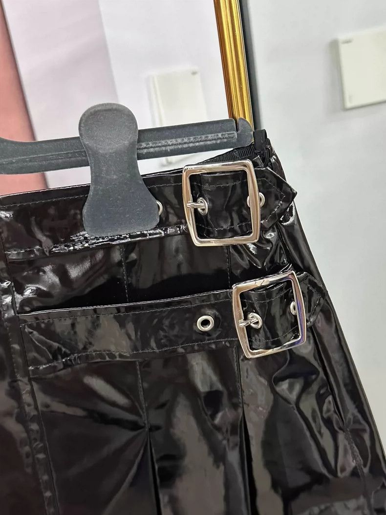 Gucci Gucci Black patent leather skirt Size 26" / US 2 / IT 38 - 2 Thumbnail