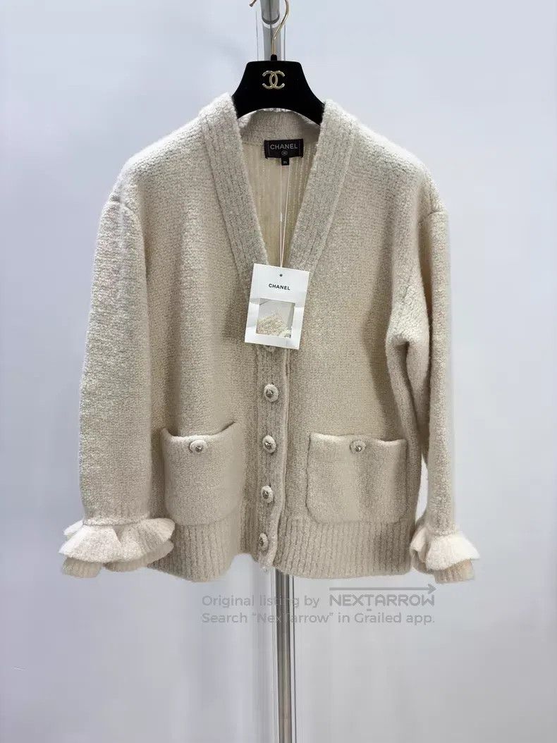 Chanel Chanel White lotus leaf sleeve cashmere cardigan jacket Size XS / US 0-2 / IT 36-38 - 1 Thumbnail