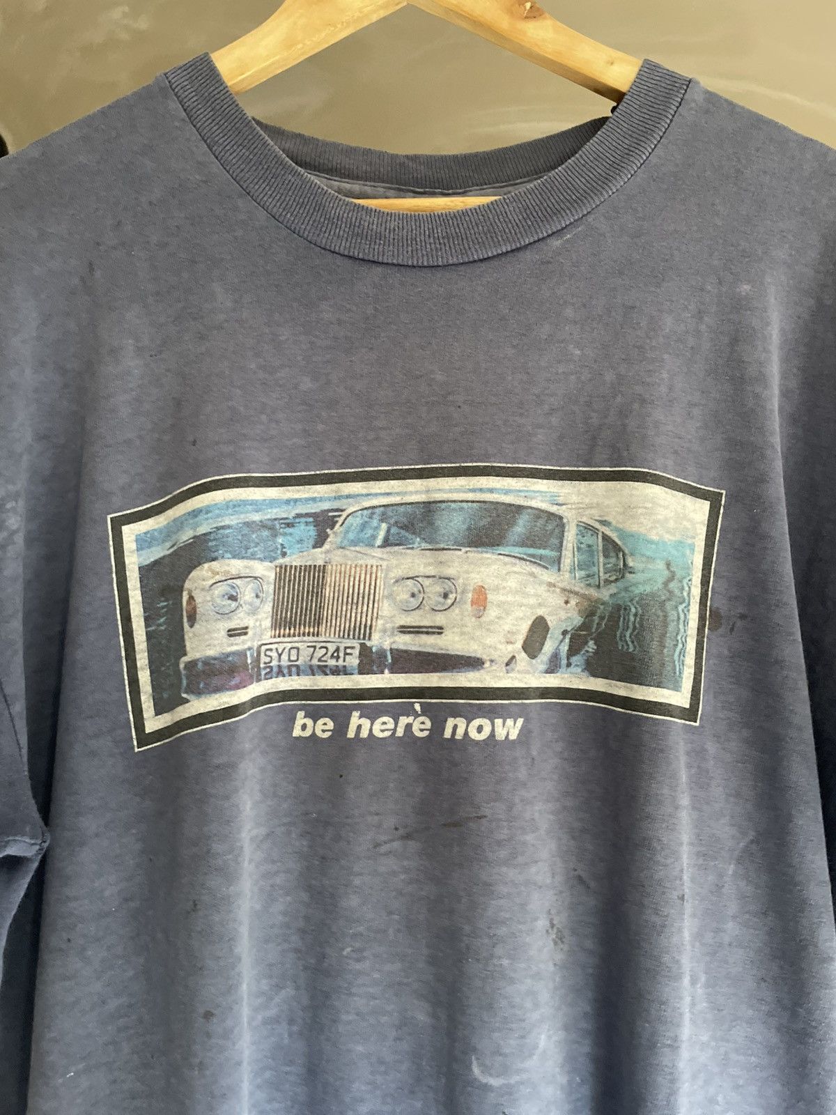 Band Tees Thrashed 90s Vintage Oasis Be Here Now Band T-shirt Size US XL / EU 56 / 4 - 4 Thumbnail