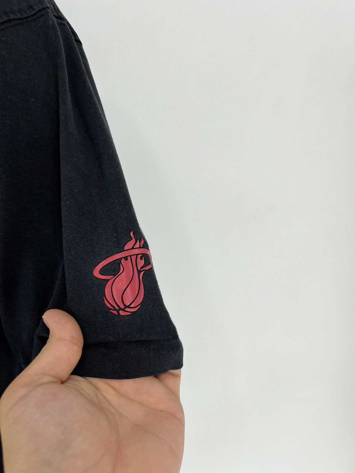 NBA × Rap Tees Vintage Dwyane Wade Miami Heat NBA Raptees L USA RARE Size US L / EU 52-54 / 3 - 8 Thumbnail