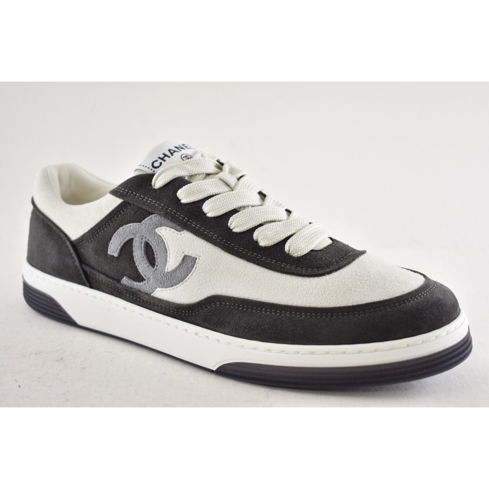 Chanel Chanel Suede White CC Logo Lace Up Runner Sneaker 38 Size US 8 / IT 38 - 5 Thumbnail