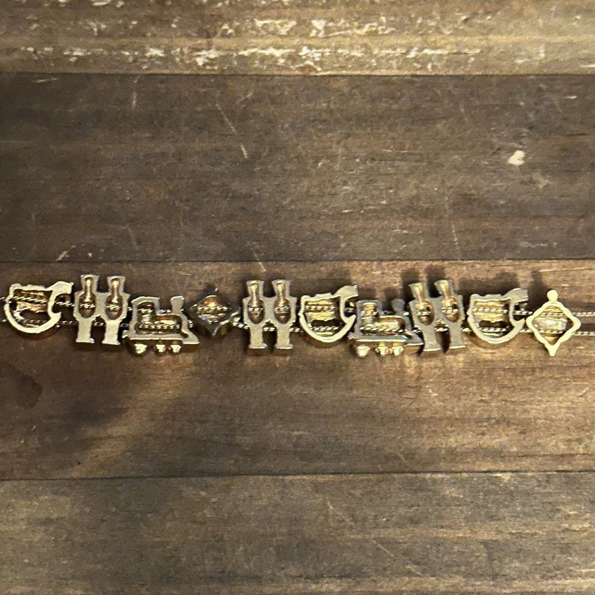 Other × Vintage Vintage Avon Christmas sliding charm bracelet Size ONE SIZE - 3 Thumbnail