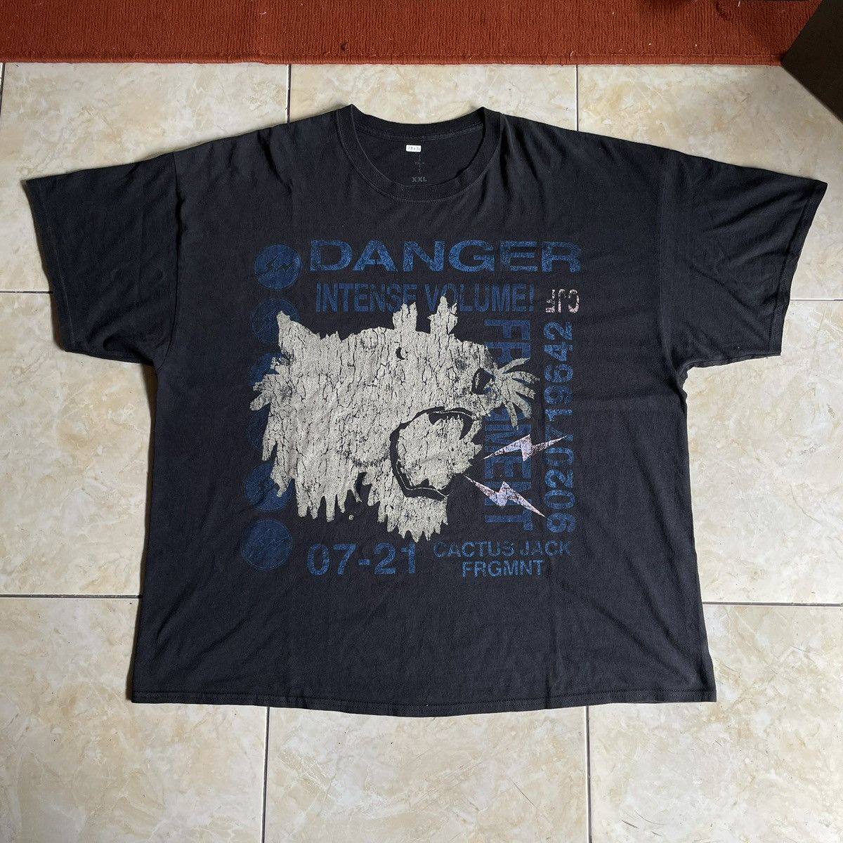 Fragment Design × Travis Scott Cactus Jack x Fragment Design Danger Tee Size US XXL / EU 58 / 5 - 1 Thumbnail