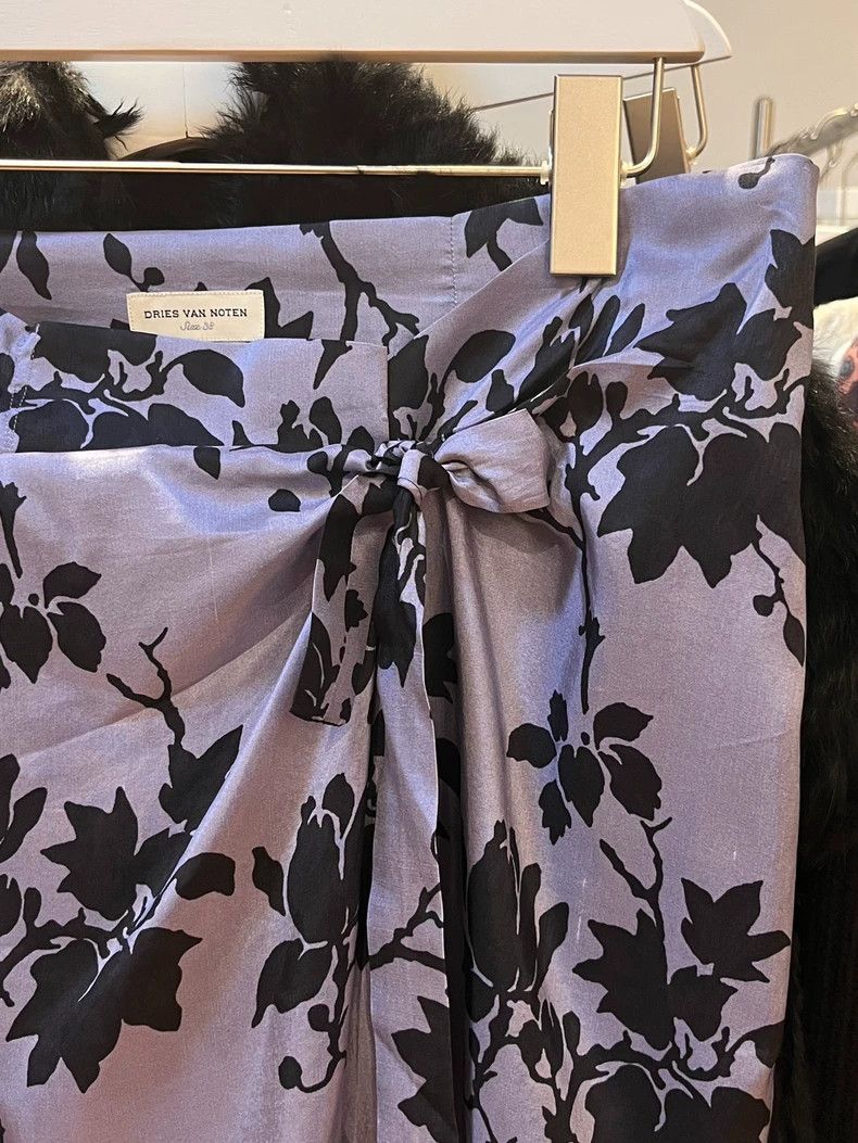 Dries Van Noten DRIES VAN NOTEN size:38 Purple printed skirt Size 42" / US 20 - 7 Thumbnail