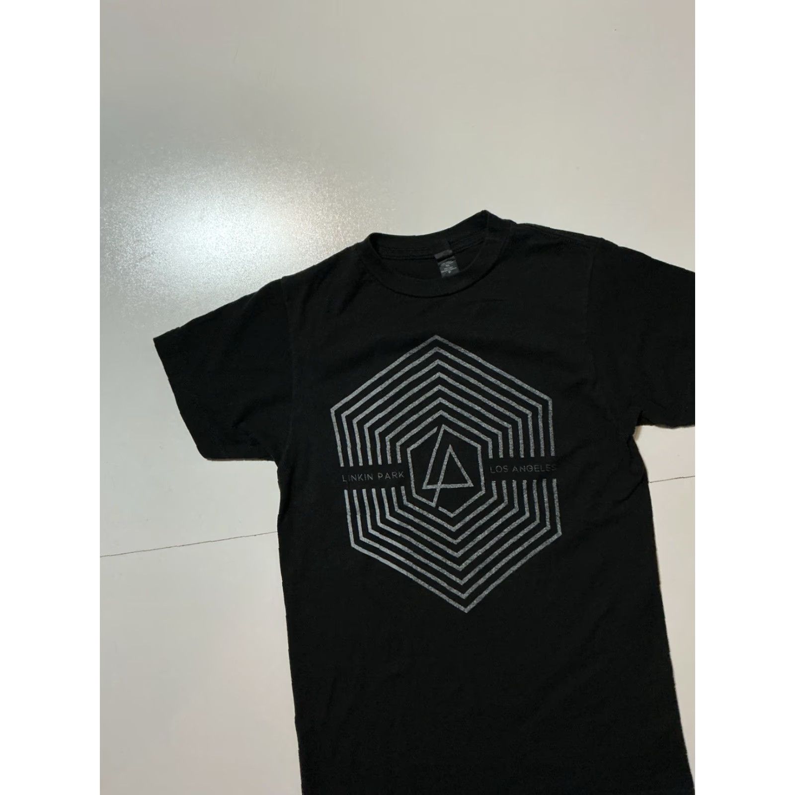 Tultex VINTAGE Linkin Park Los Angeles Hexagon LP Logo Rock Band Graphic Black S/S T-Shirt XS Size US XS / EU 42 / 0 - 3 Thumbnail