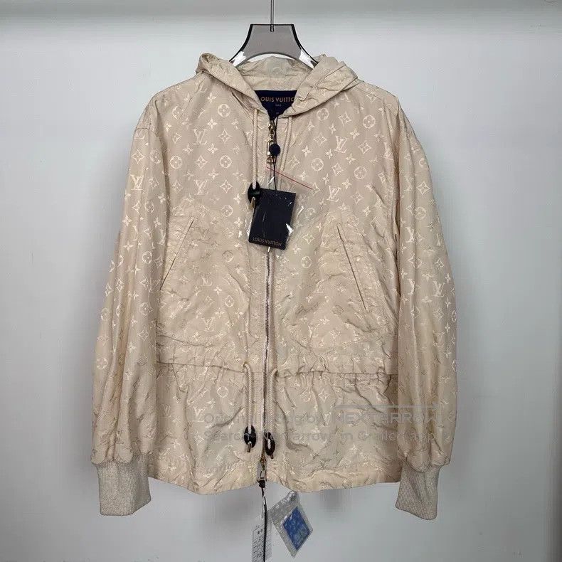 Louis Vuitton Louis Vuitton 25 cream dark grain full print hooded assaul Size XS / US 0-2 / IT 36-38 - 1 Thumbnail