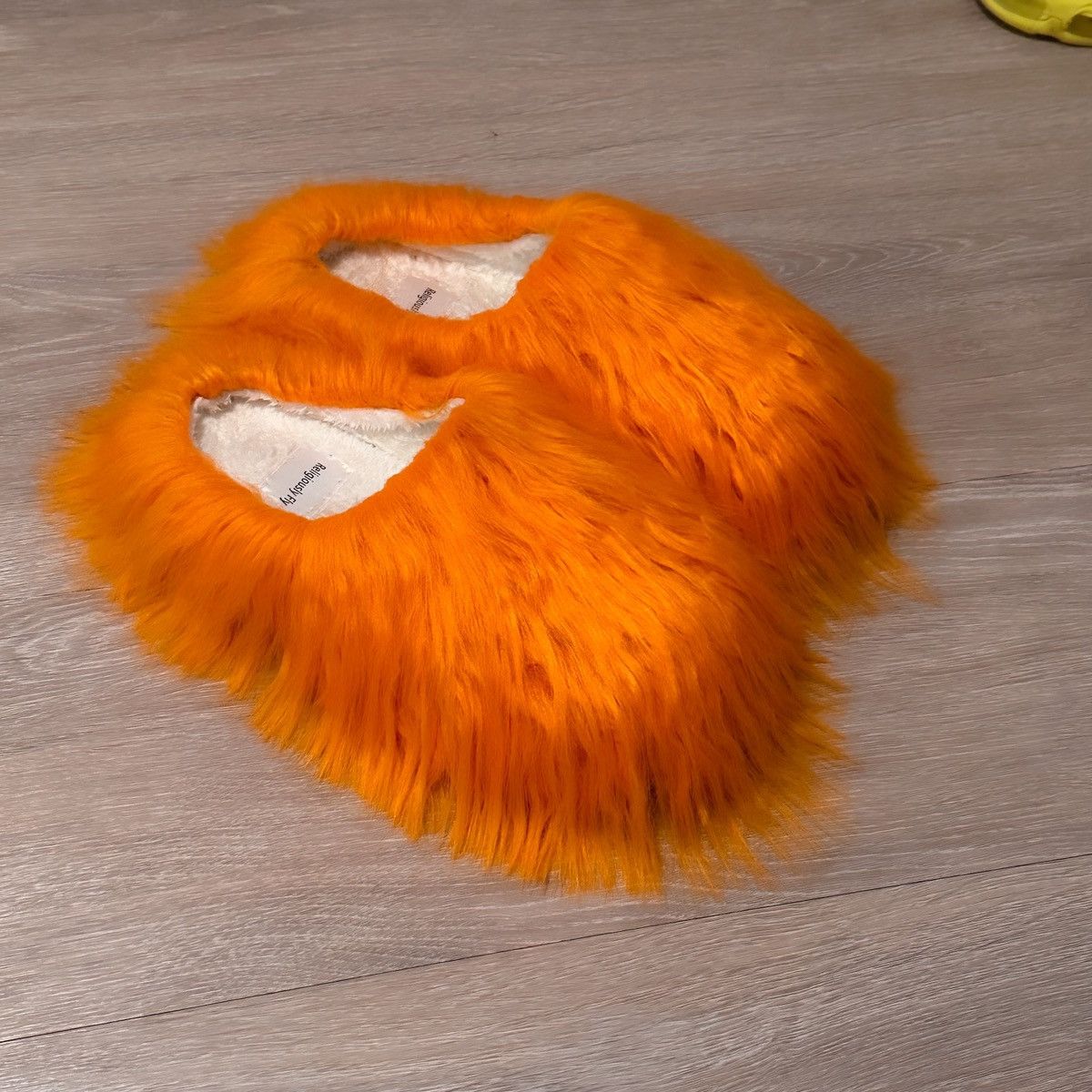 Vintage ORANGE FUR SLIDES Size US 10 / EU 43 - 1 Thumbnail