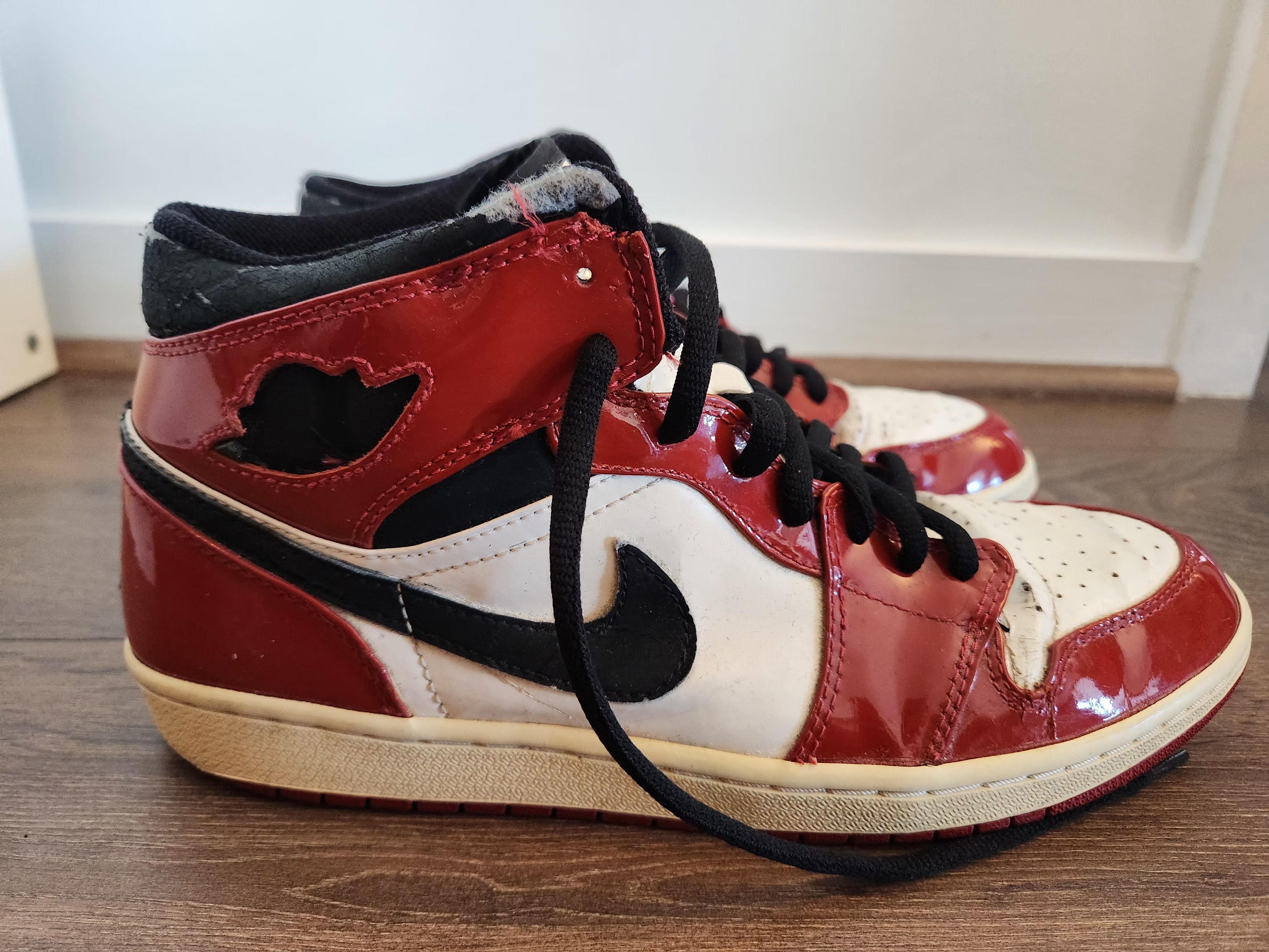 Jordan Brand × Nike 2003 Nike Air Jordan 1 Retro Chicago Patent Leather Size 11 Size US 11 / EU 44 - 2 Thumbnail
