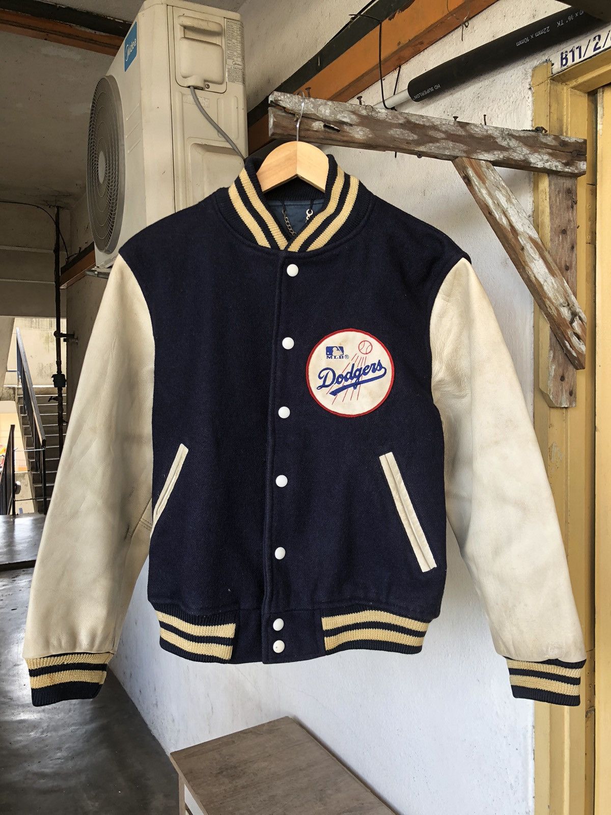 MLB Vintage 90s MLB Dodgers Varsity Arm Leather Tag Stadium Size US M / EU 48-50 / 2 - 5 Thumbnail