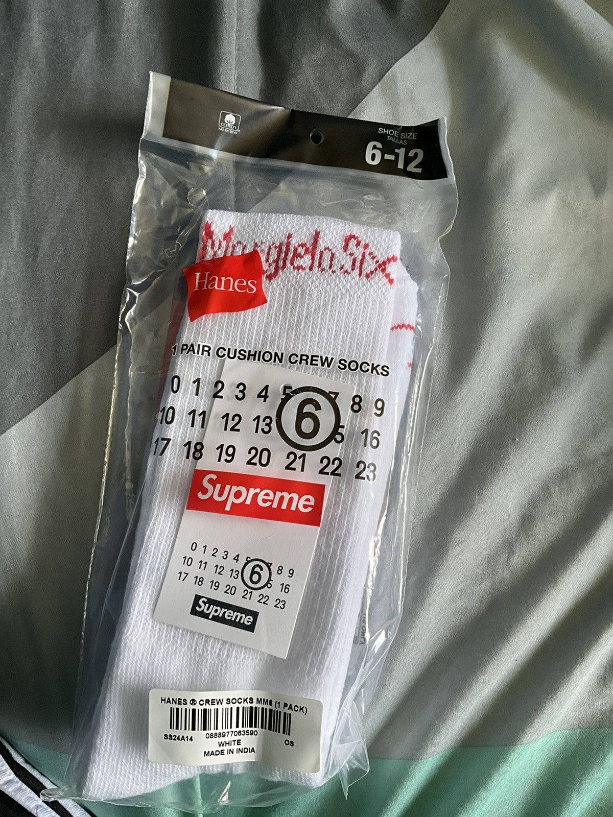 image of Mm6 Maison Margiela Hanes Crew Socks in White, Men's