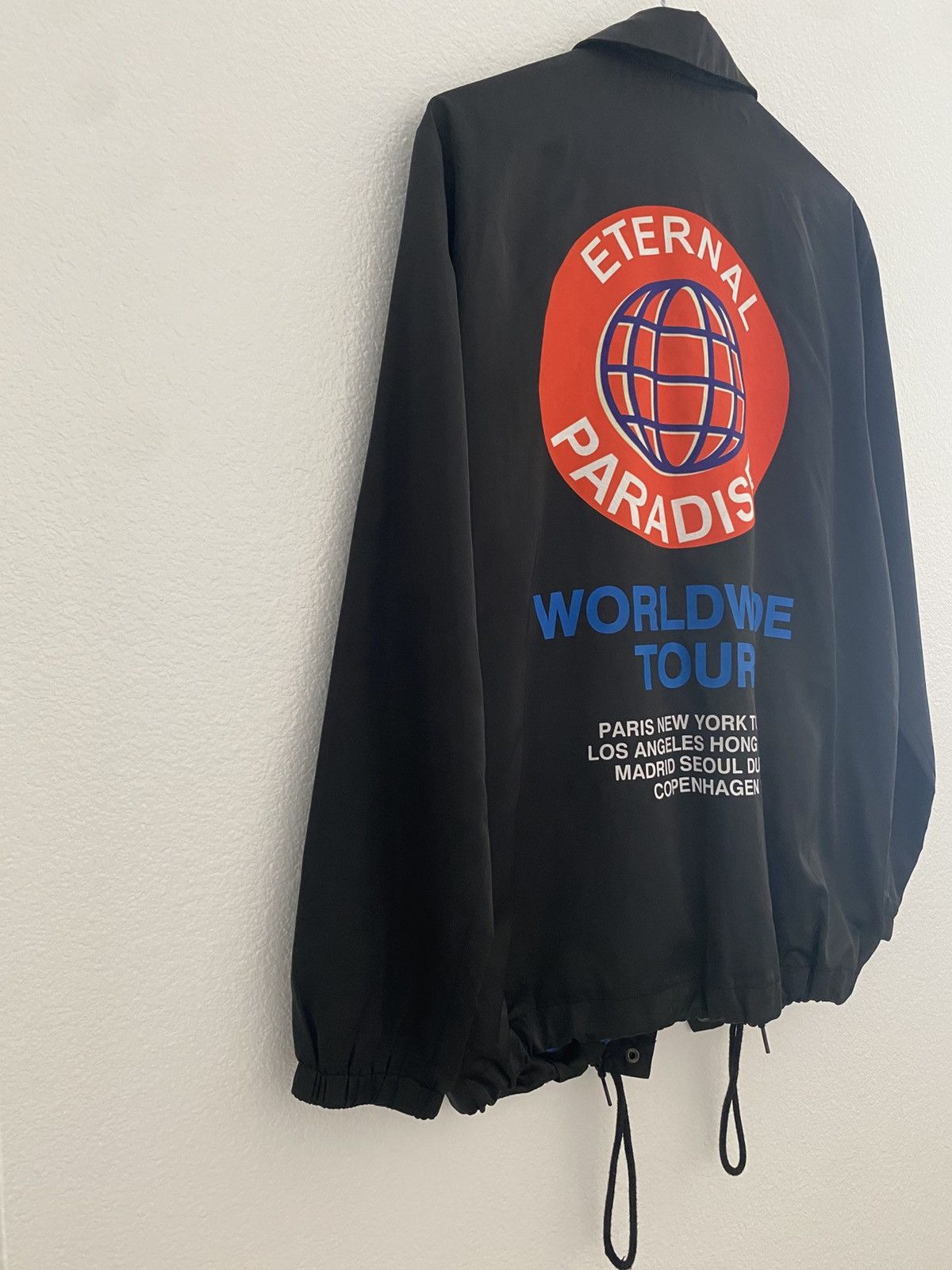 Forever 21 Worldwide Tour Size US M / EU 48-50 / 2 - 3 Thumbnail