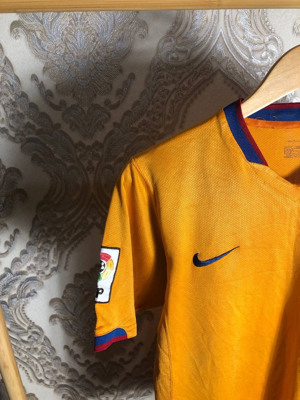 Nike VINTAGE NIKE FC BARCELONA SPAIN SOCCER JERSEY RETRO Y2K 90s Size US S / EU 44-46 / 1 - 3 Thumbnail