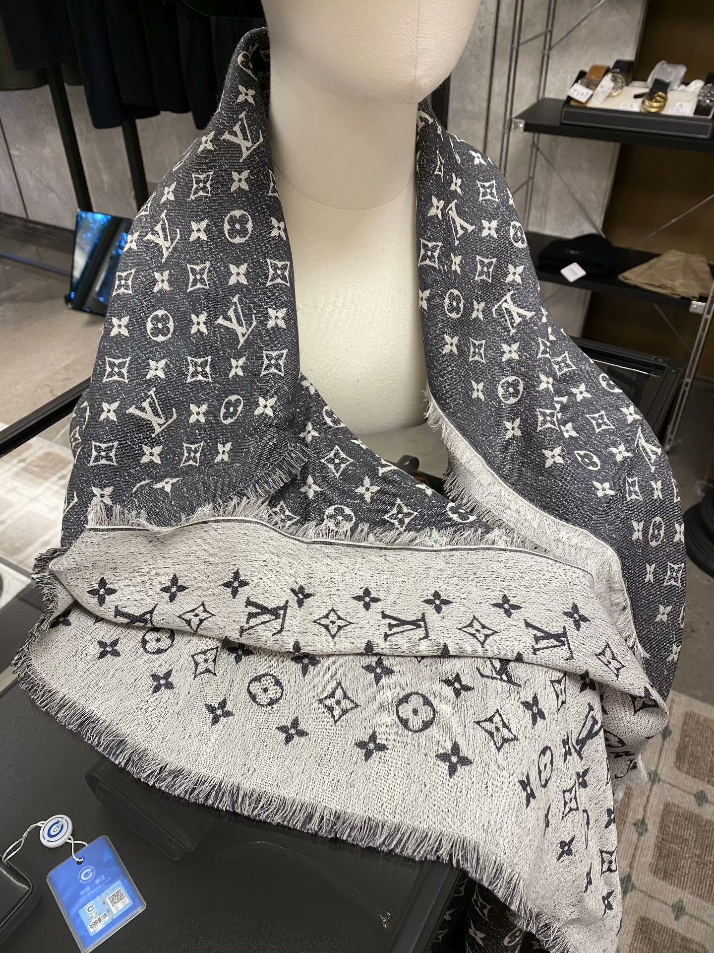 Louis Vuitton Louis Vuitton White Scarf one size Men Size ONE SIZE - 1 Thumbnail