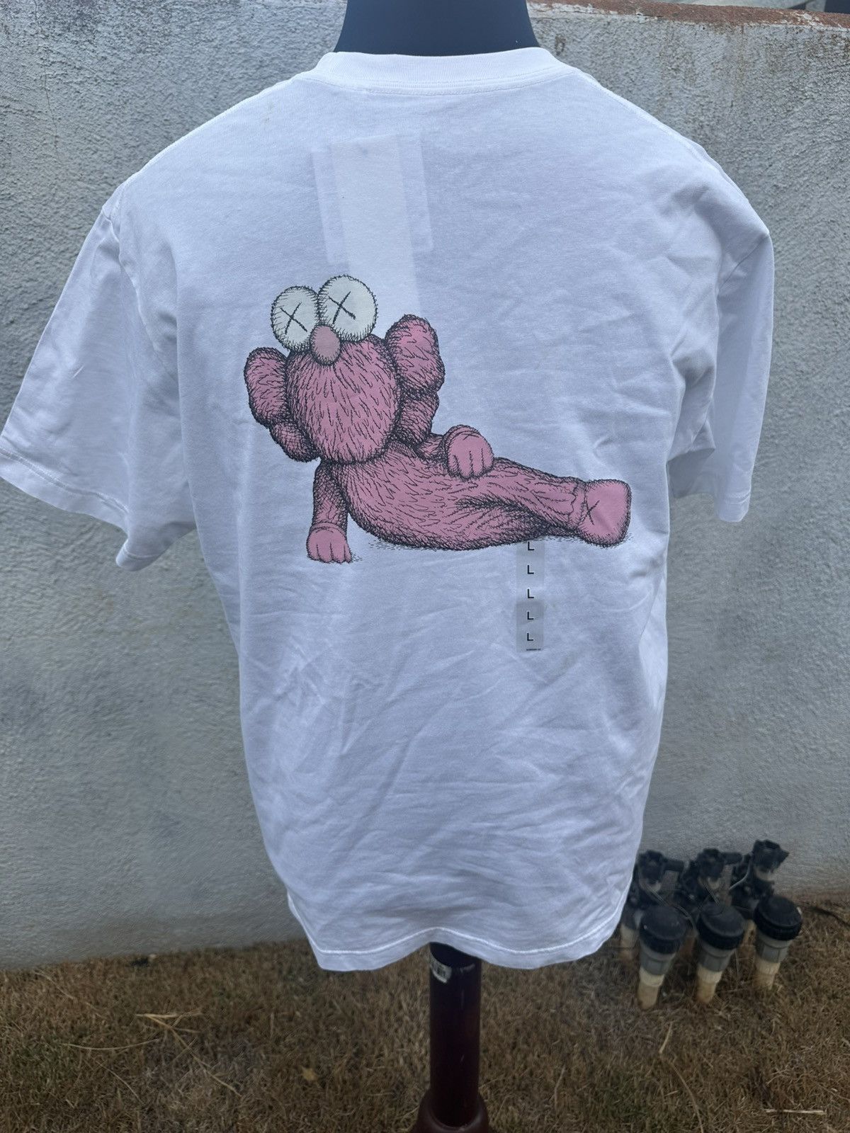Kaws × Uniqlo New Kaws X Uniqlo UT Graphic T-Shirt White/Pink Men's L Size US L / EU 52-54 / 3 - 2 Thumbnail