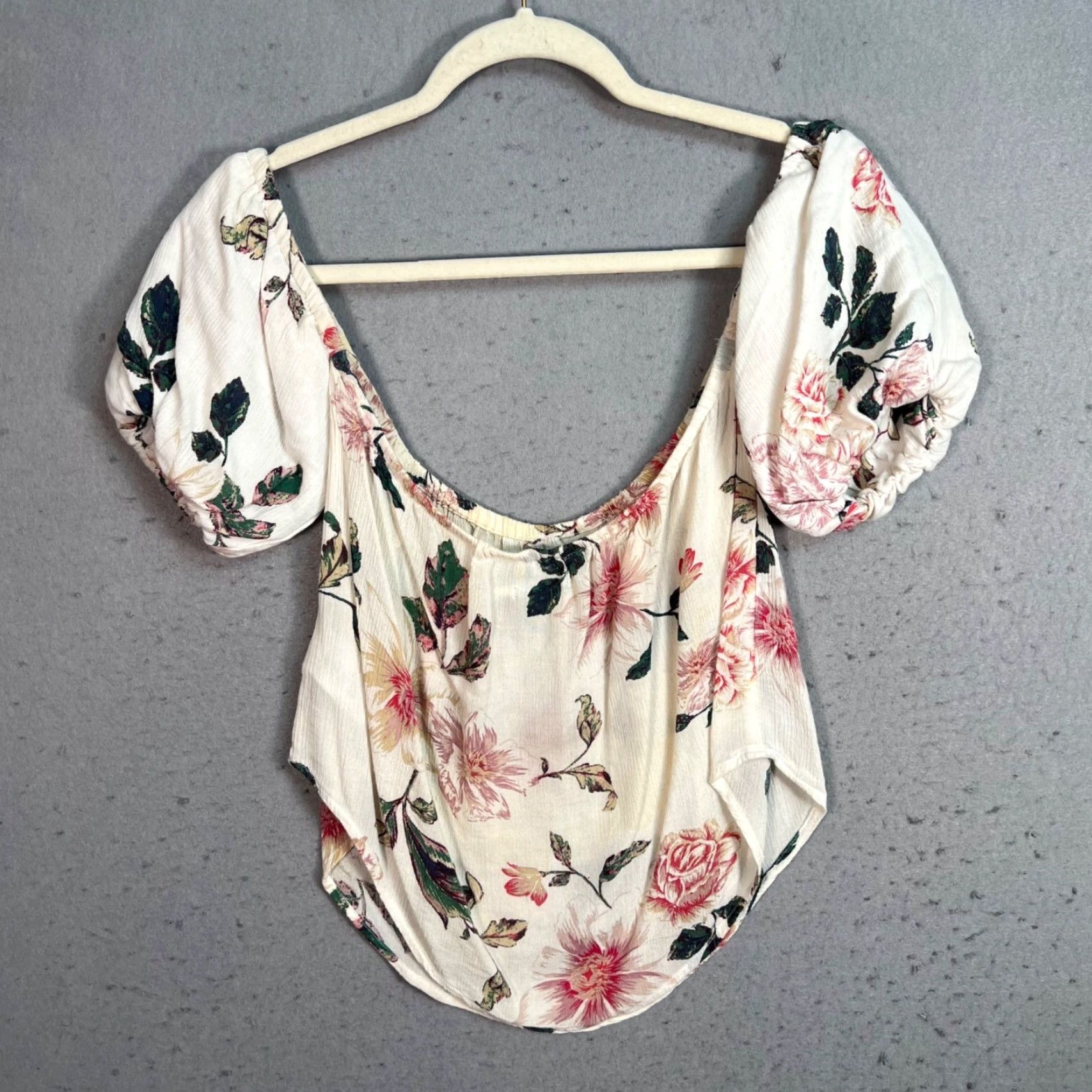 Vintage Kimchi Blue Blouse Womens Floral Puff Sleeve Scoop Neck Medium Cream 100% Rayon Size M / US 6-8 / IT 42-44 - 2 Thumbnail