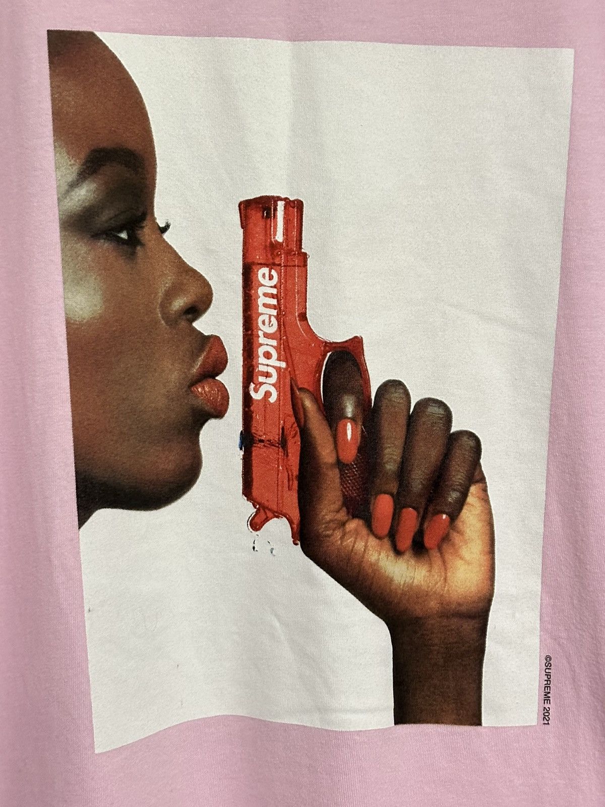 Supreme Supreme Water Pistol Tee Size US XL / EU 56 / 4 - 2 Thumbnail