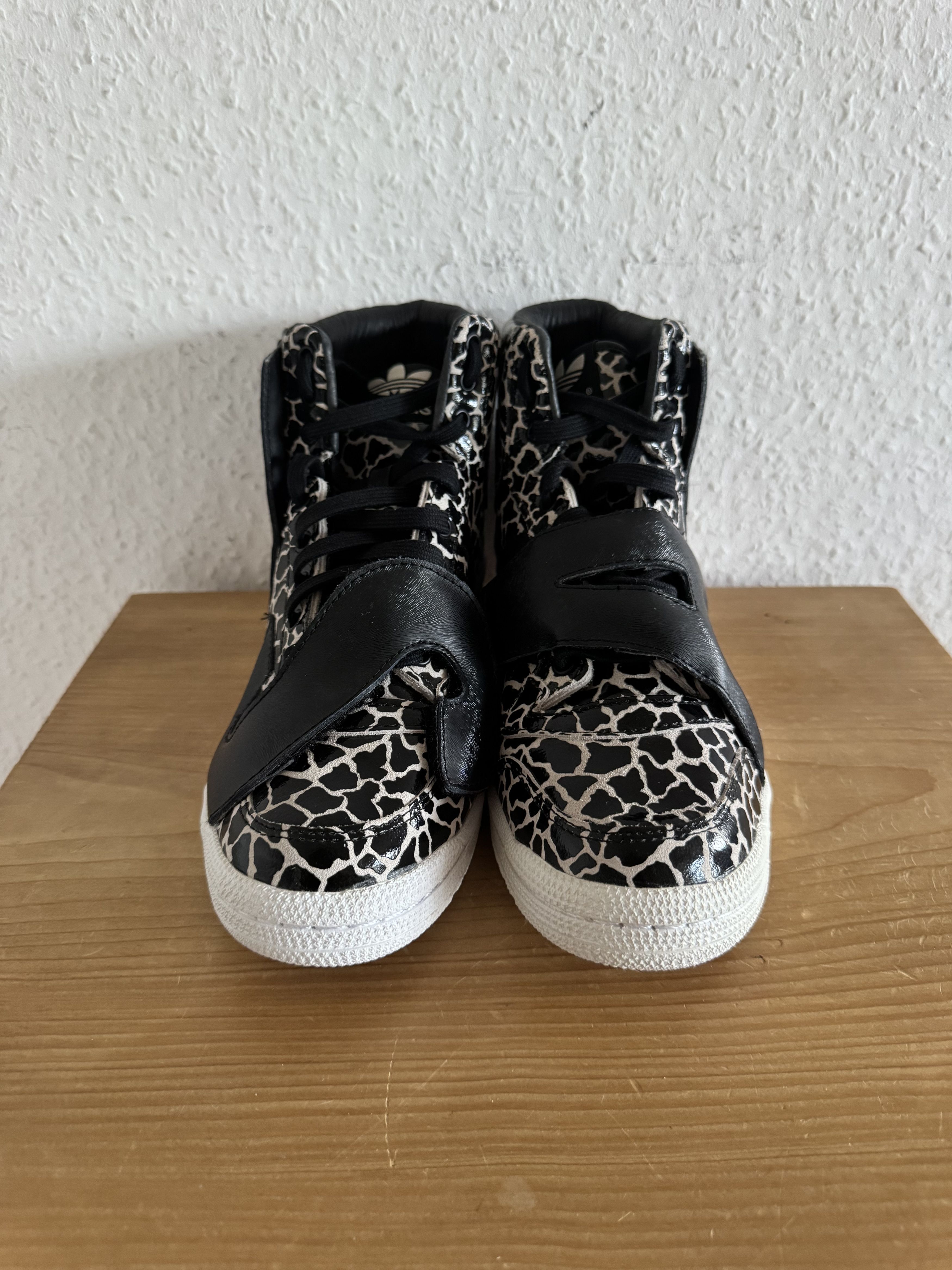 Adidas × Jeremy Scott JS Letters Giraffe Size US 7.5 / EU 40-41 - 2 Thumbnail