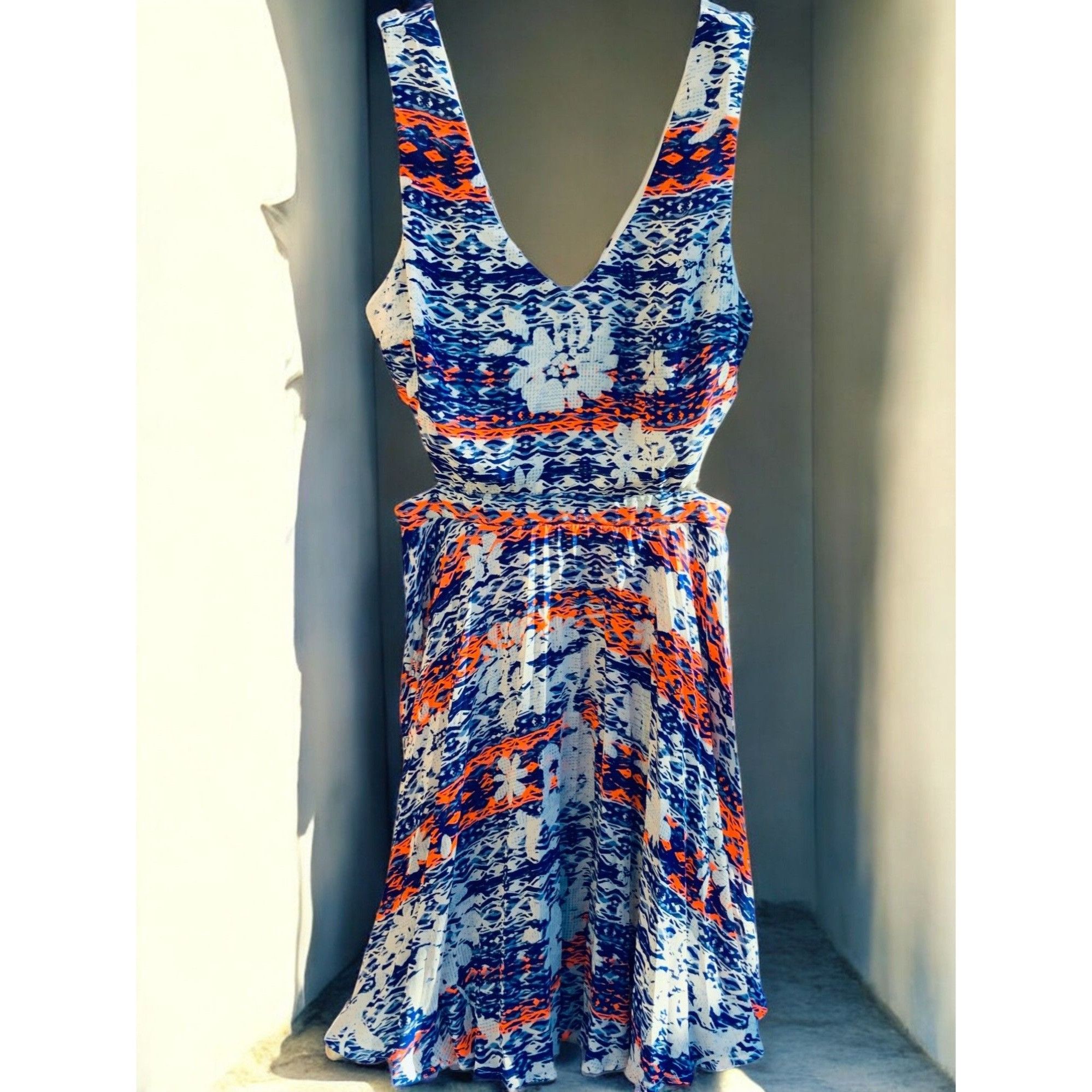 Designer Charlotte Russe VNeck Sleeveless Flared Cut Out Dress Blue O Size S / US 4 / IT 40 - 2 Thumbnail