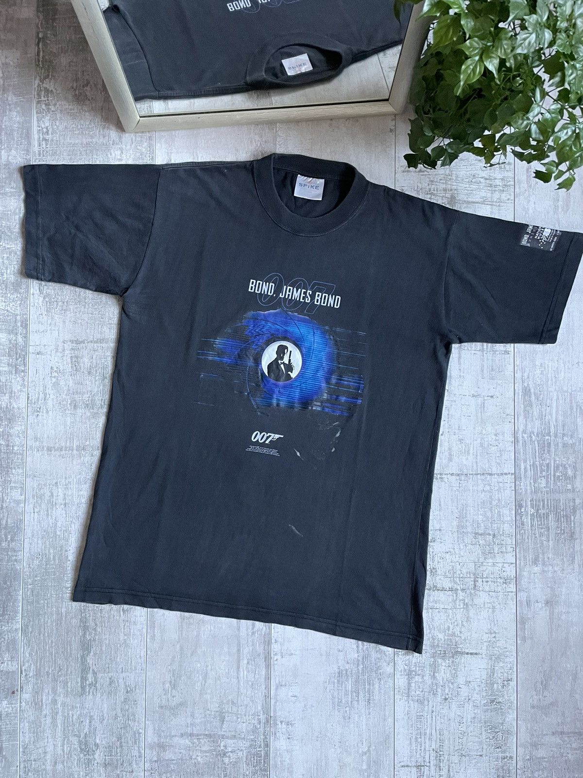 Vintage Vintage 2001 James Bond 007 T-Shirt Movie Agents Gun RARE Size US L / EU 52-54 / 3 - 1 Thumbnail