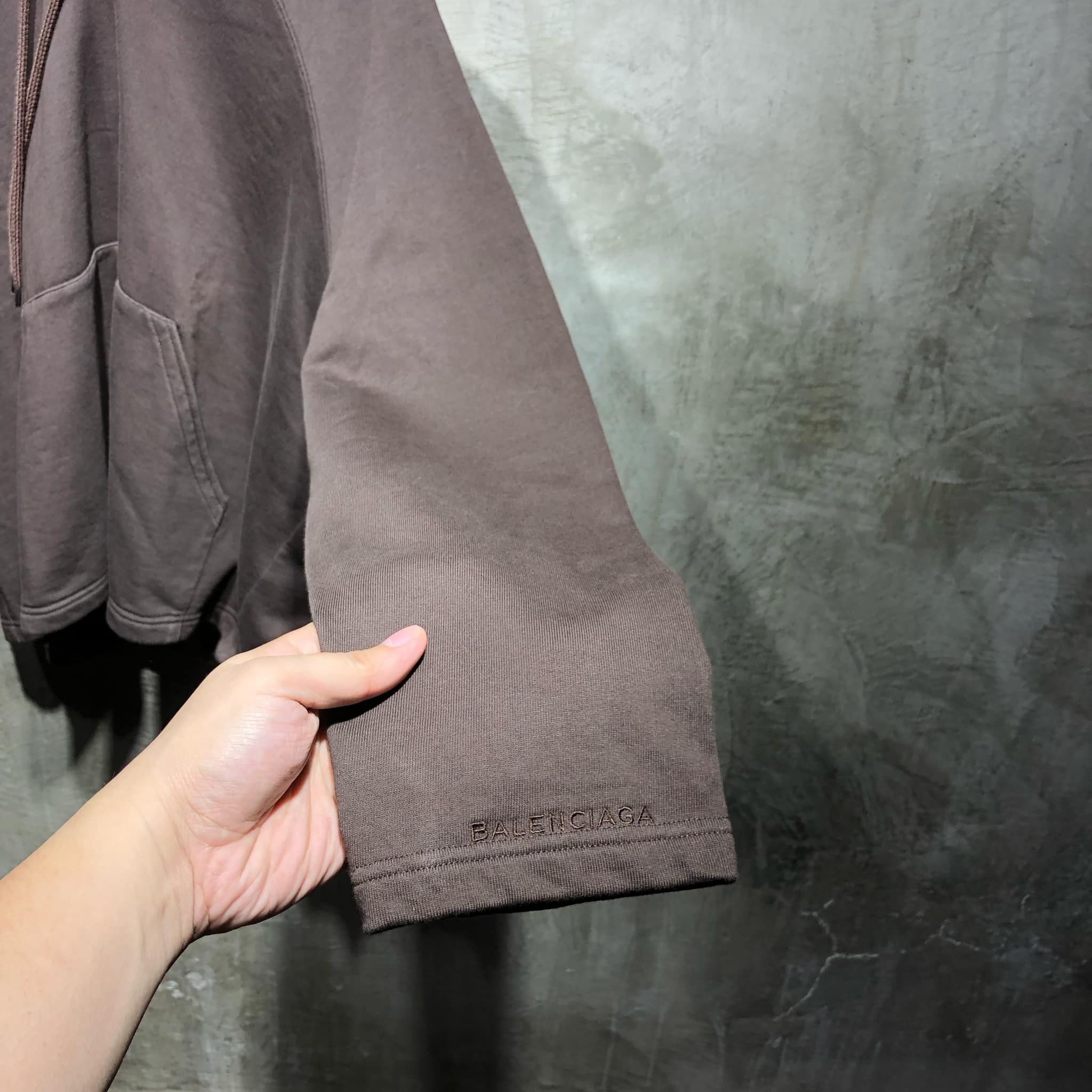 Balenciaga Balenciaga Sleeves Embroidered logo cropped hoodie BNWT Size US XL / EU 56 / 4 - 4 Thumbnail
