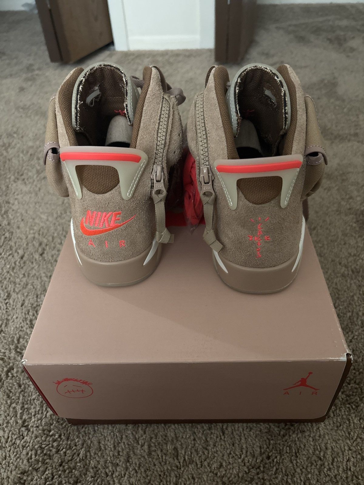 Jordan Brand × Travis Scott Travis Scott British khaki Size US 10.5 / EU 43-44 - 4 Thumbnail