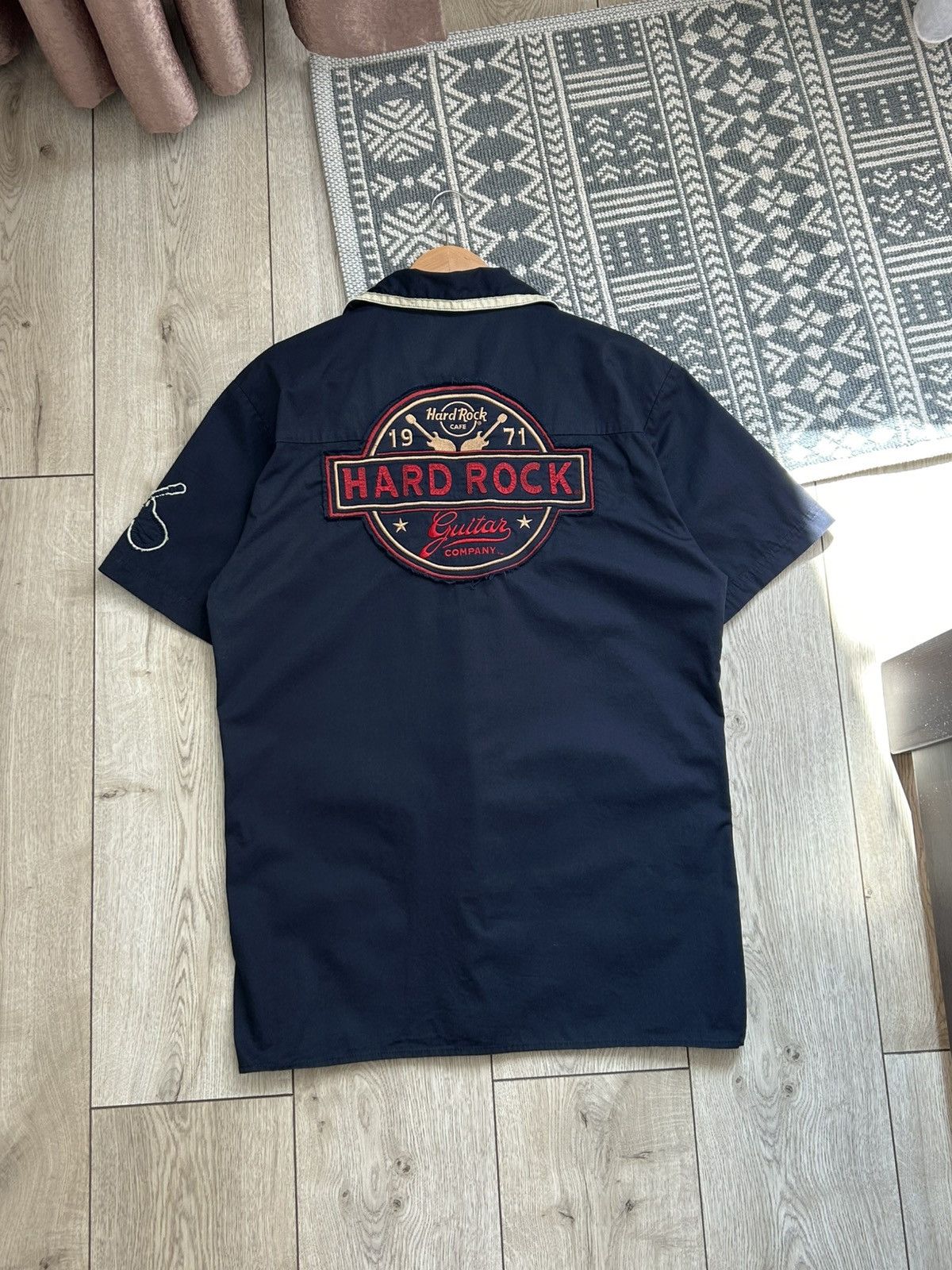 Hard Rock Cafe Hard Rock Vintage 2000’s man’s Big logo shirt size M Size US M / EU 48-50 / 2 - 1 Thumbnail