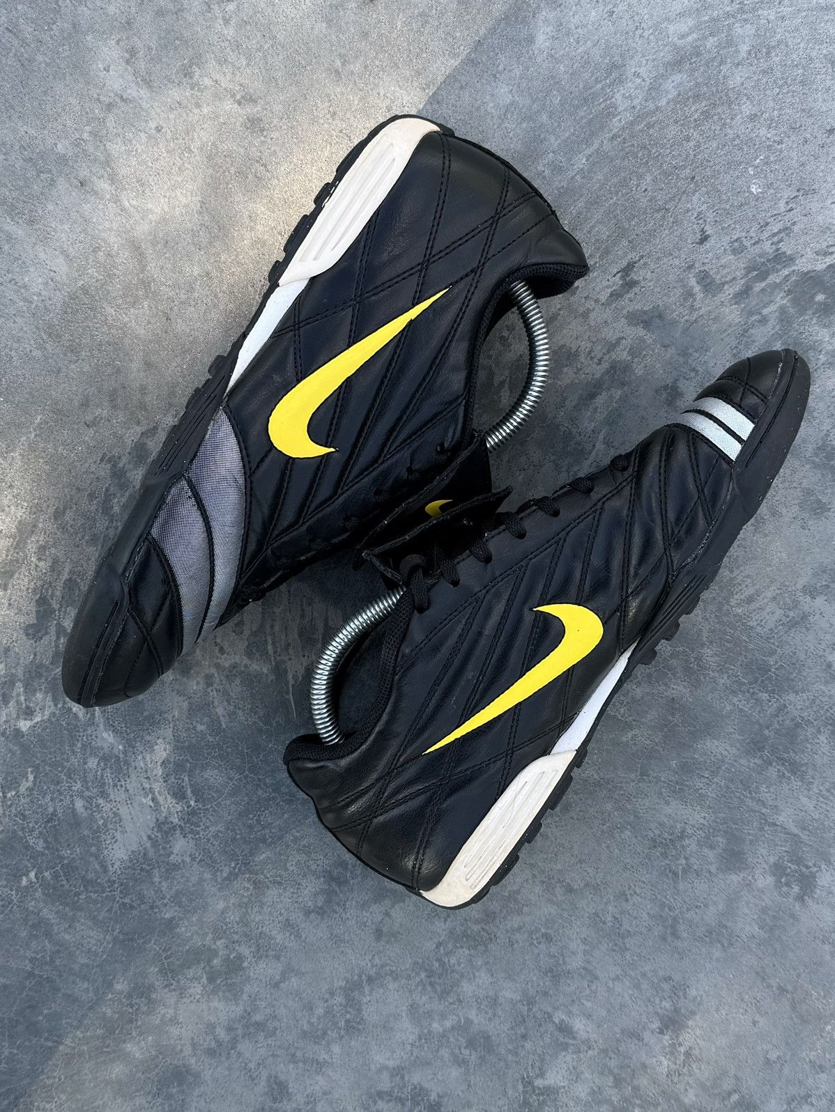 Nike VINTAGE NIKE Y2K HYPE 00s SNEAKERS FOOTBALL CLEATS BLOKECORE Size US 10 / EU 43 - 4 Thumbnail