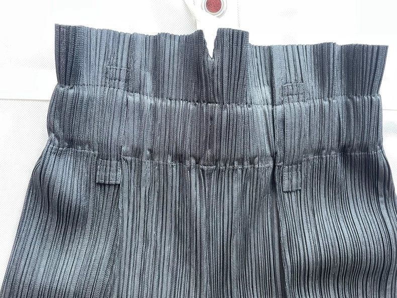 Issey Miyake Issey Miyake size:1 Black petal high-waisted pleated trous Size 23" - 2 Thumbnail