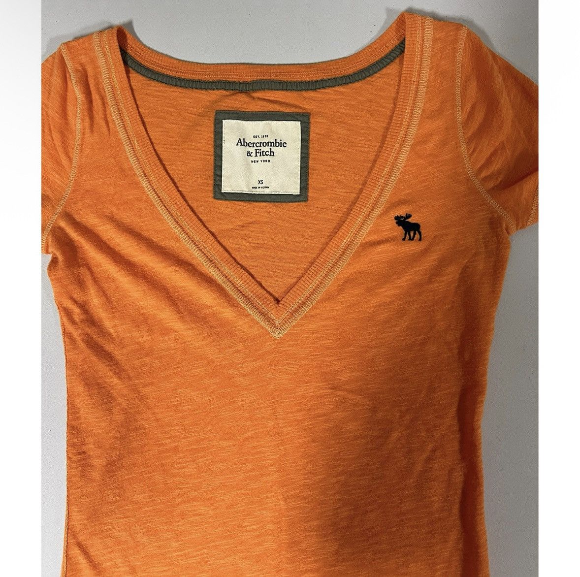 Abercrombie & Fitch Abercrombie Orange Logo V-Neck T-Shirt Top Blouse Tee XS 🧡✨ Size XS / US 0-2 / IT 36-38 - 3 Thumbnail