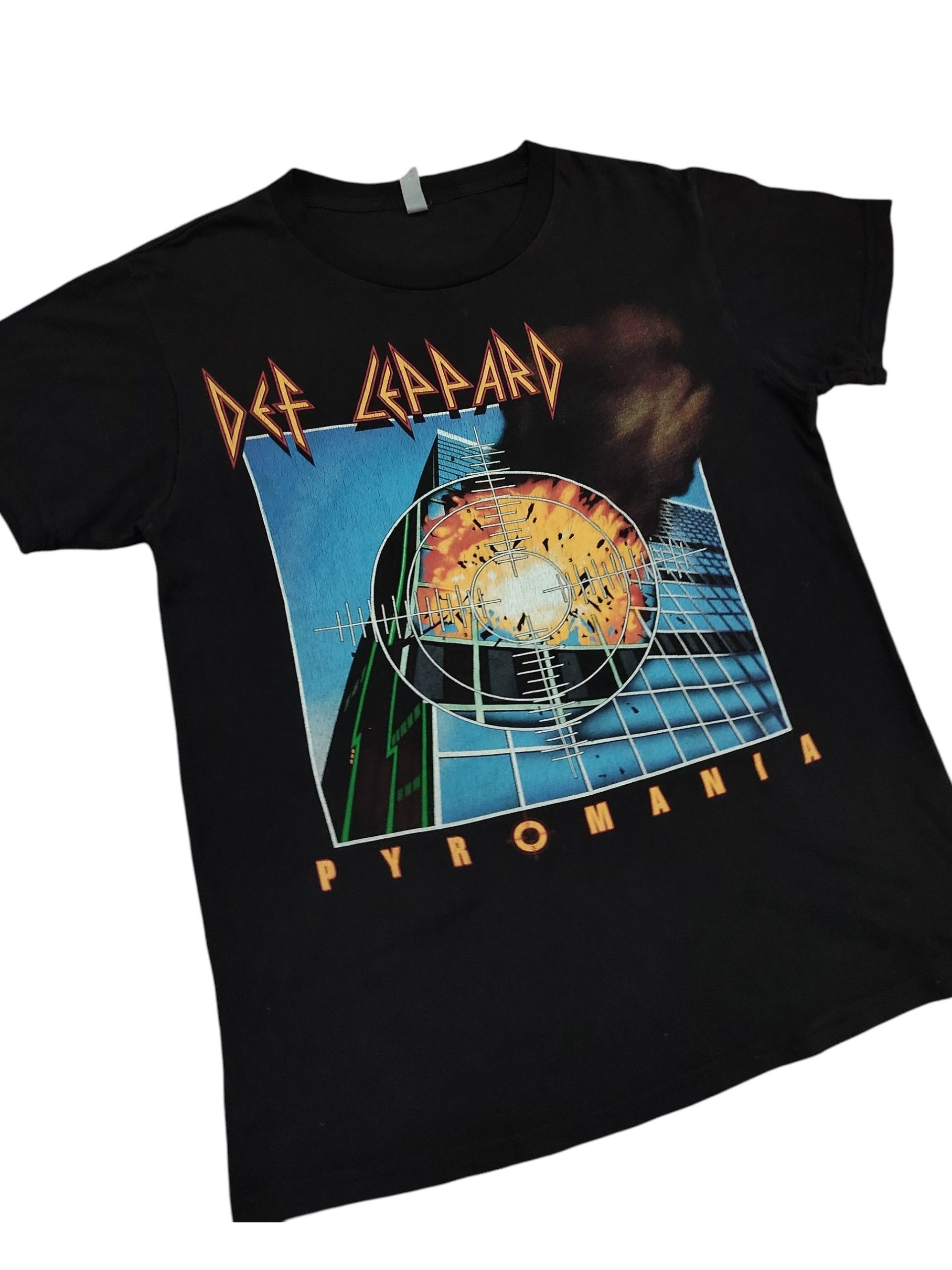 Band Tees Vintage 90s DEF LEPPARD Pyromania rock band t shirt Size US M / EU 48-50 / 2 - 2 Thumbnail