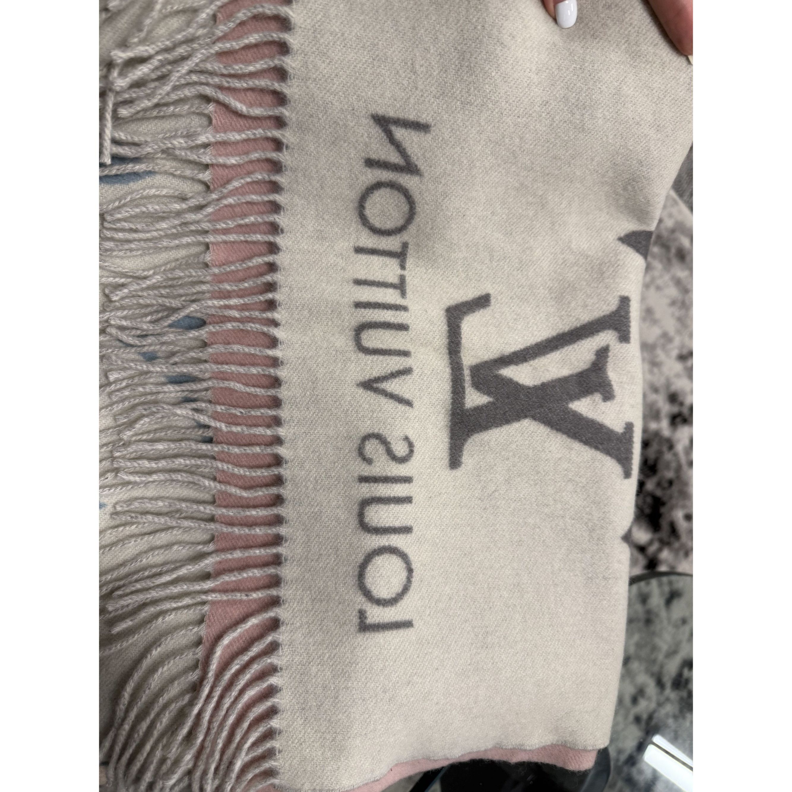 Louis Vuitton Louis Vuitton Gradient Monogram Scarf 100% Cashmere Unisex S Size ONE SIZE - 14 Thumbnail