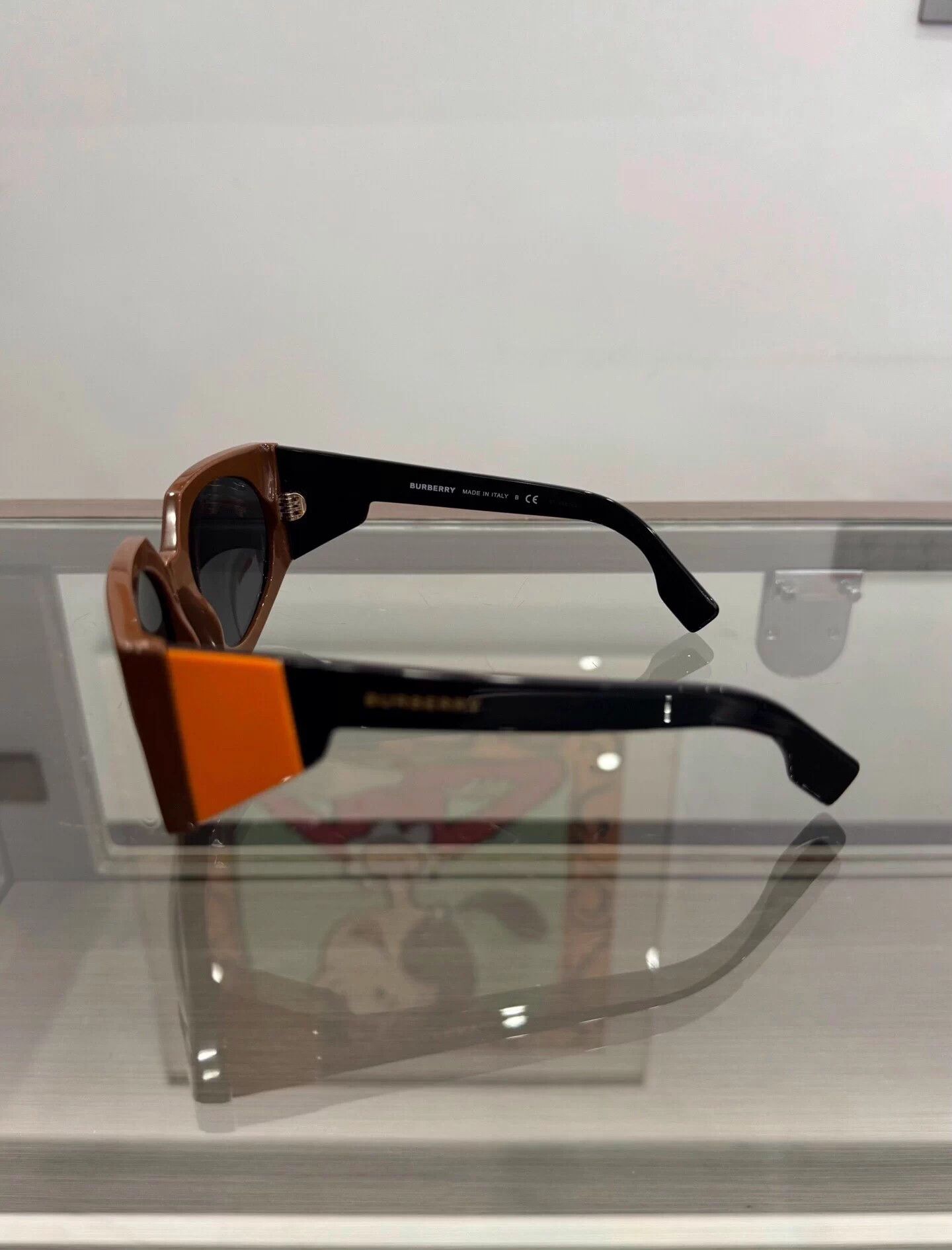 Burberry Burberry side logo colorblock black/brown sunnies Size ONE SIZE - 4 Thumbnail