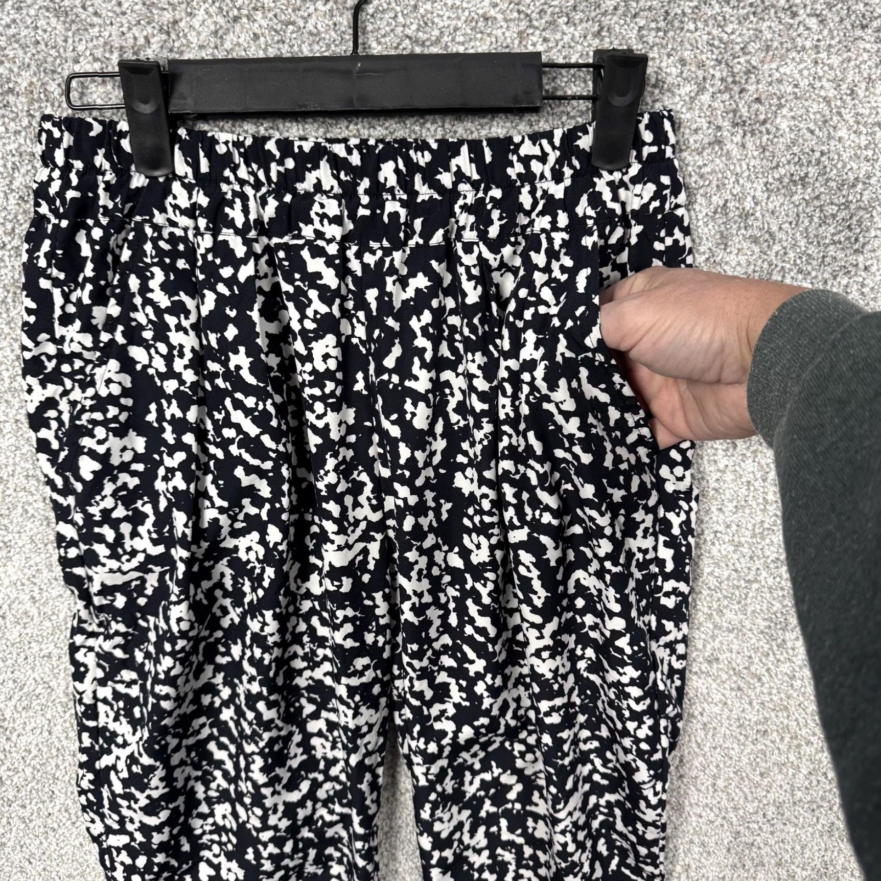 Mango MNG by Mango Pants Womens Size 4 Tapered Elastic Waist Pockets Black Casual Office Chic Abstract Dress Pants Womens Size 27" / US 4 / IT 40 - 3 Thumbnail