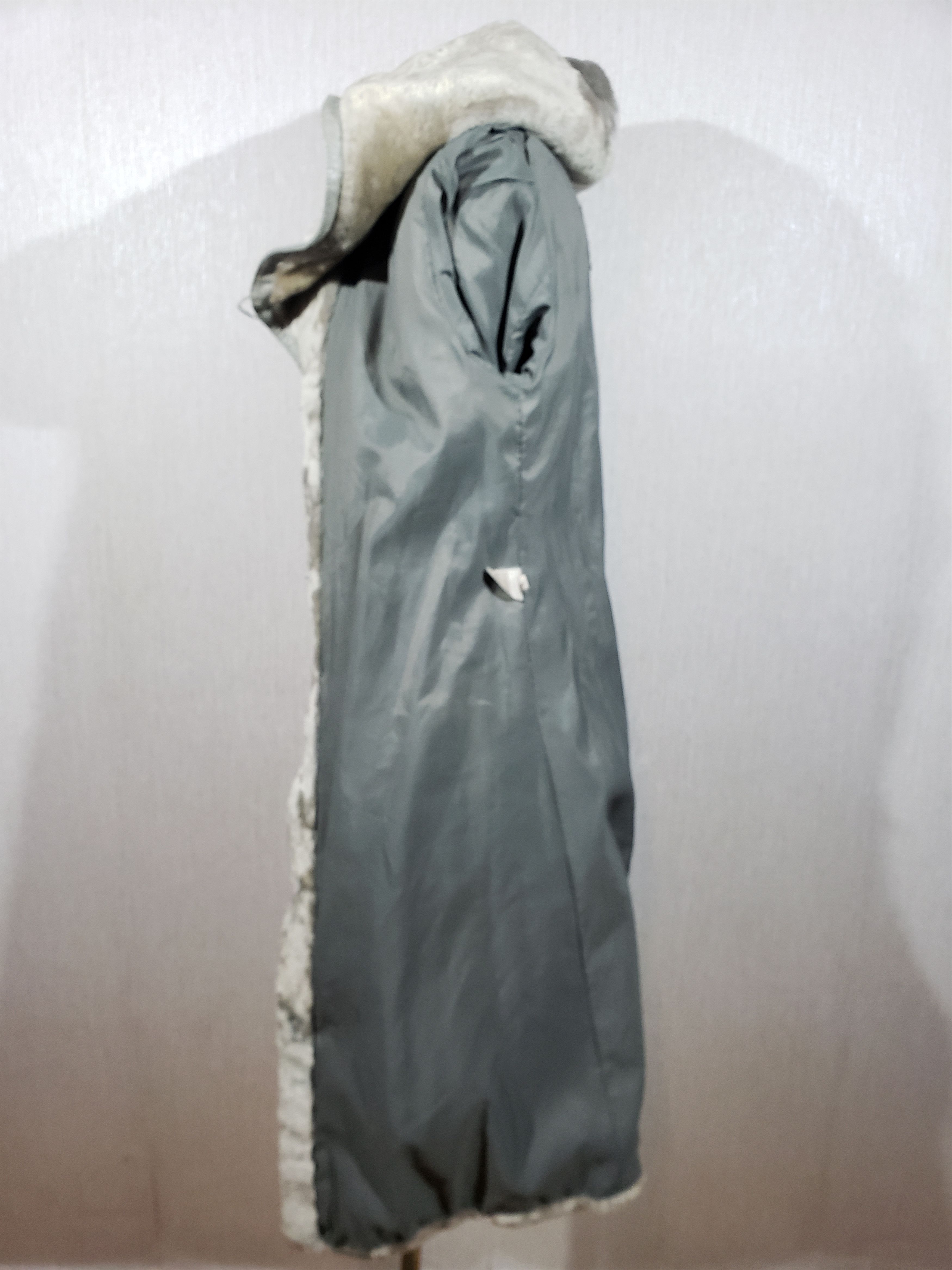 Other onderful women's sheepskin coat with a luxurious fur hood. Size L / US 10 / IT 46 - 9 Thumbnail