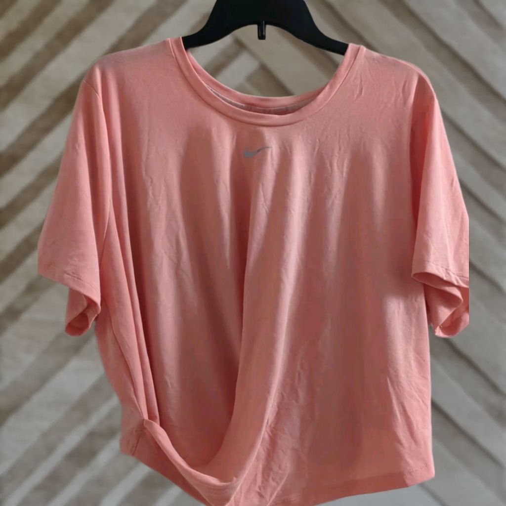 Nike Nike Women’s Dri-Fit One Luxe Twist Cropped Shirt 1X Pink Cropped Nike Women’s Activewear Shirt 1X Pink Womens Mens? Size XL / US 12-14 / IT 48-50 - 1 Thumbnail