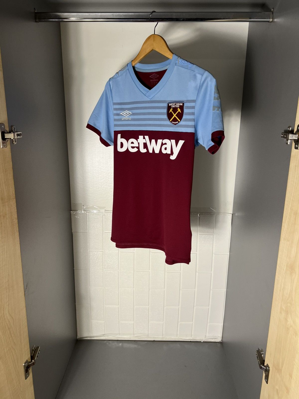 Umbro VINTAGE UMBRO FC WEST HAM UNITED ENGLAND SOCCER JERSEY RETRO Size US S / EU 44-46 / 1 - 2 Thumbnail