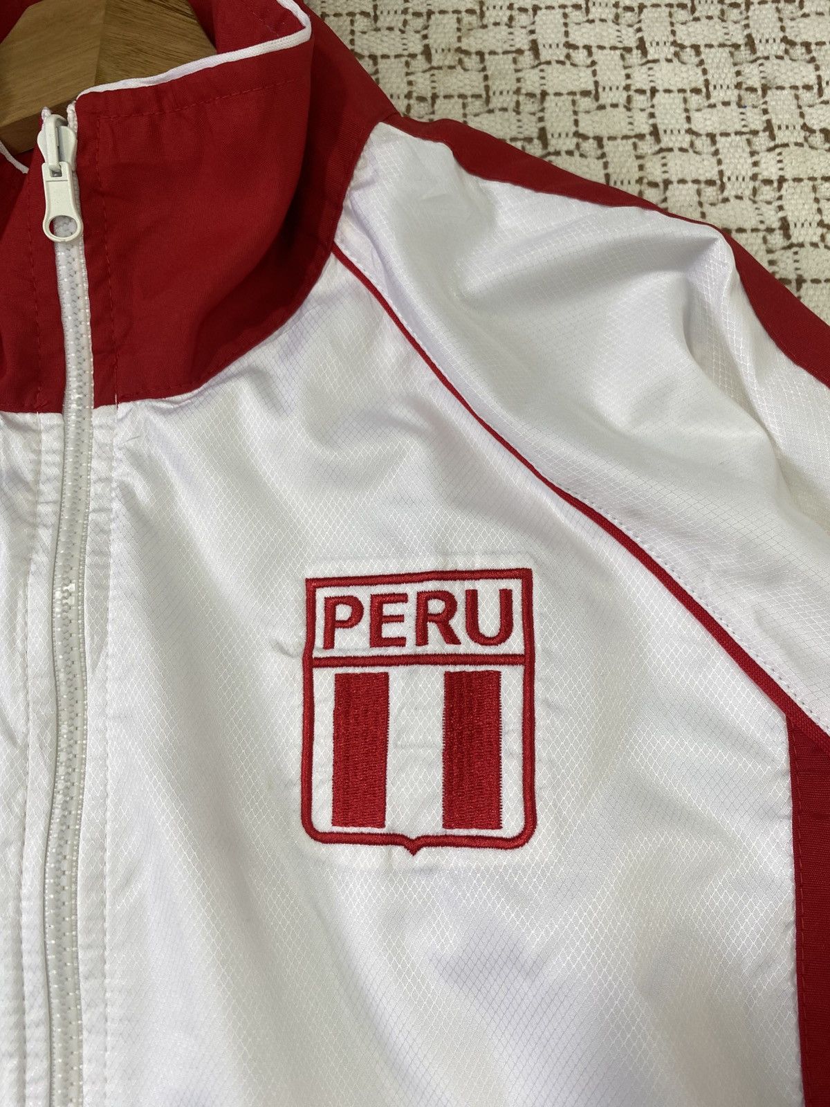 The Unbranded Brand Vintage Peru Windbreaker Sport Suit Jacket Size US L / EU 52-54 / 3 - 12 Thumbnail