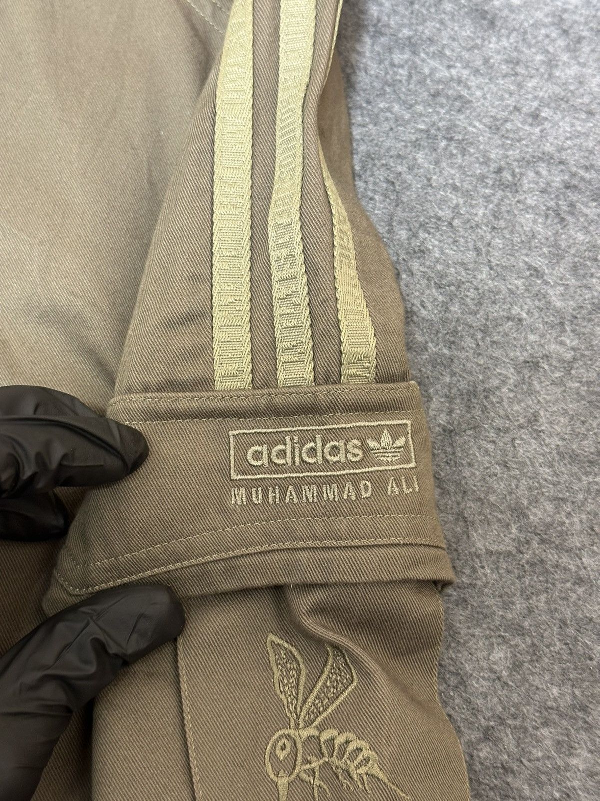 Adidas vintage Adidas cargo shorts with distinctive embroidered bee Size US 33 - 9 Thumbnail