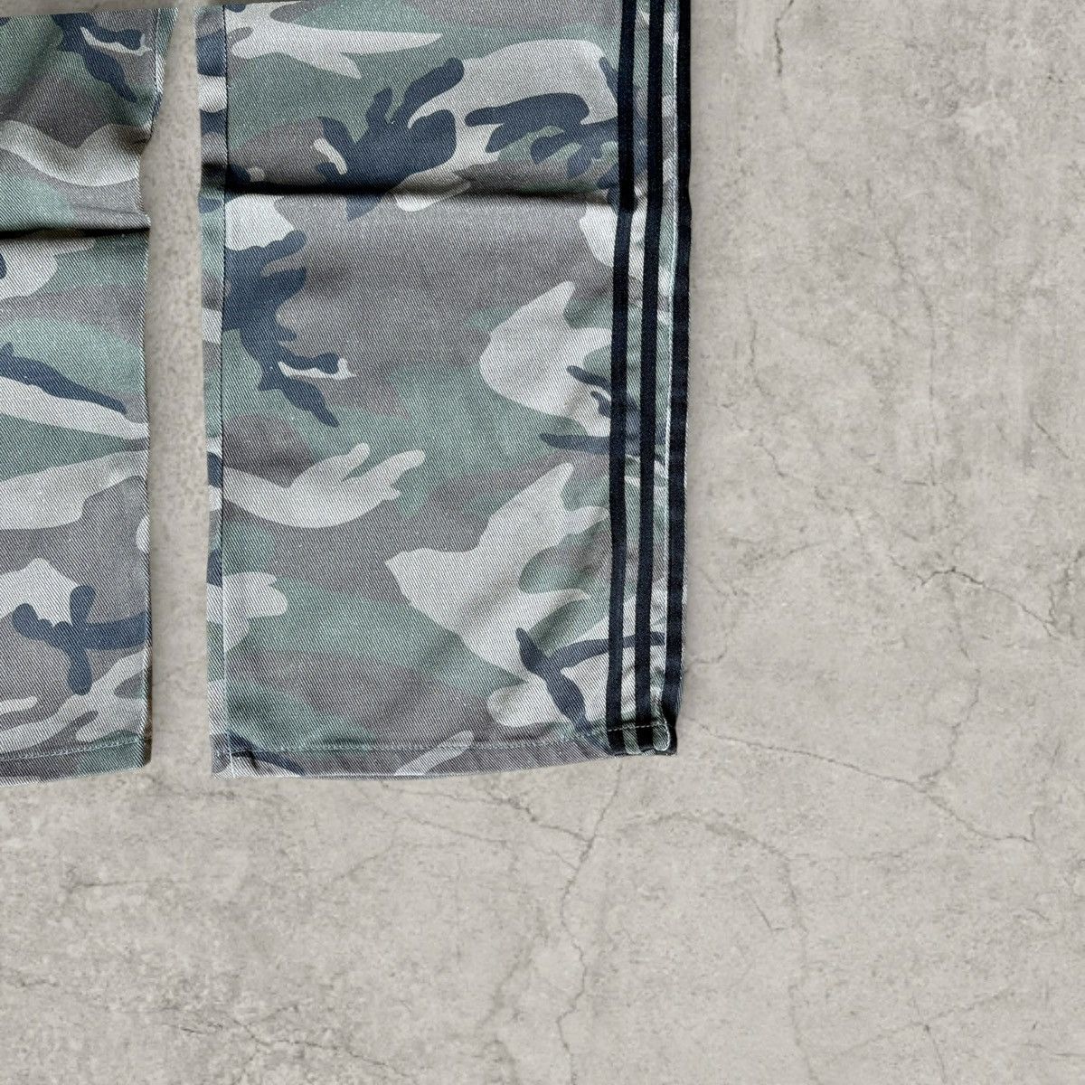 Japanese Brand Cool wide skater Japanese style jeans in khaki camo. Size L Size US 34 / EU 50 - 3 Thumbnail