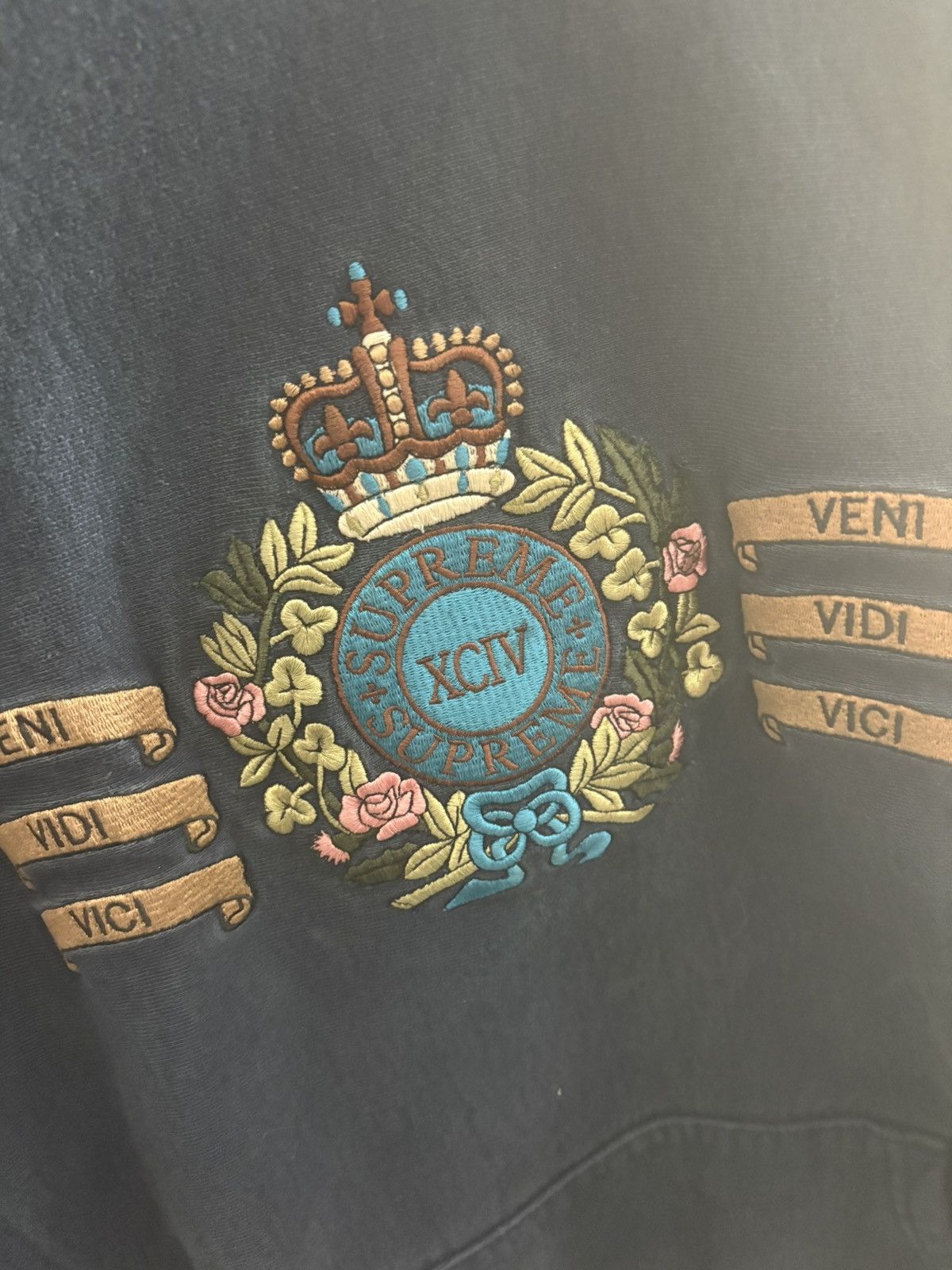 Supreme Supreme Crest Logo Sweatshirt Hoodie Navy Blue Veni Vidi Size US M / EU 48-50 / 2 - 3 Thumbnail