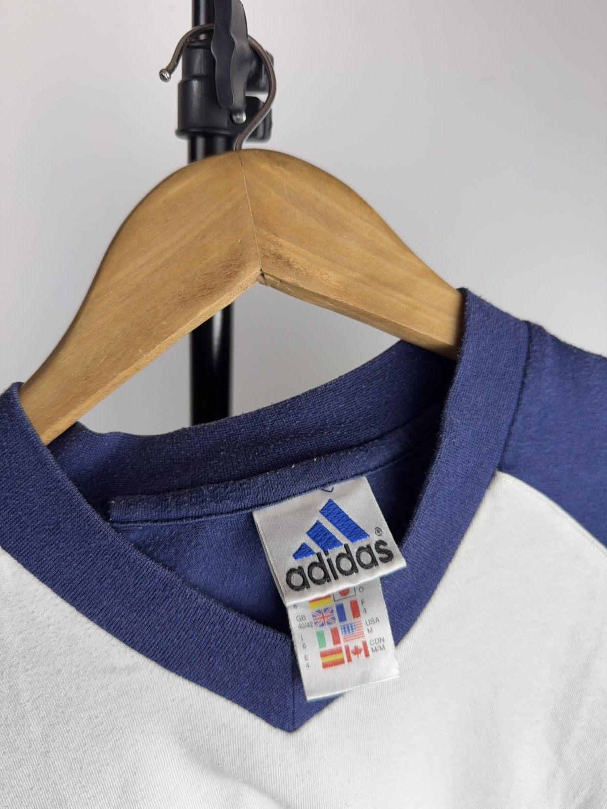 Adidas Retro Vintage Adidas V Neck T-Shirt 90s Stripes Logo Tee Size US M / EU 48-50 / 2 - 7 Thumbnail