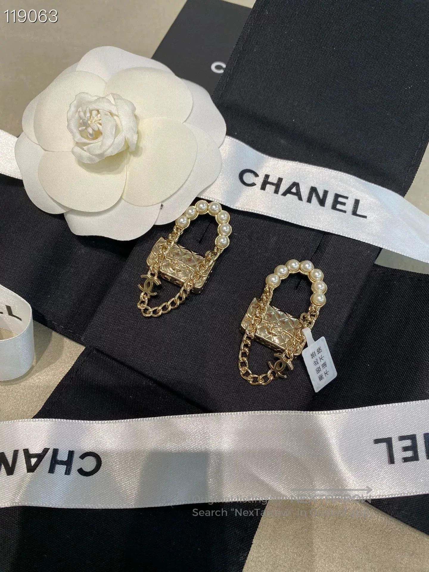 Chanel Chanel Pearl Lock Chain Earrings. Size ONE SIZE - 1 Thumbnail