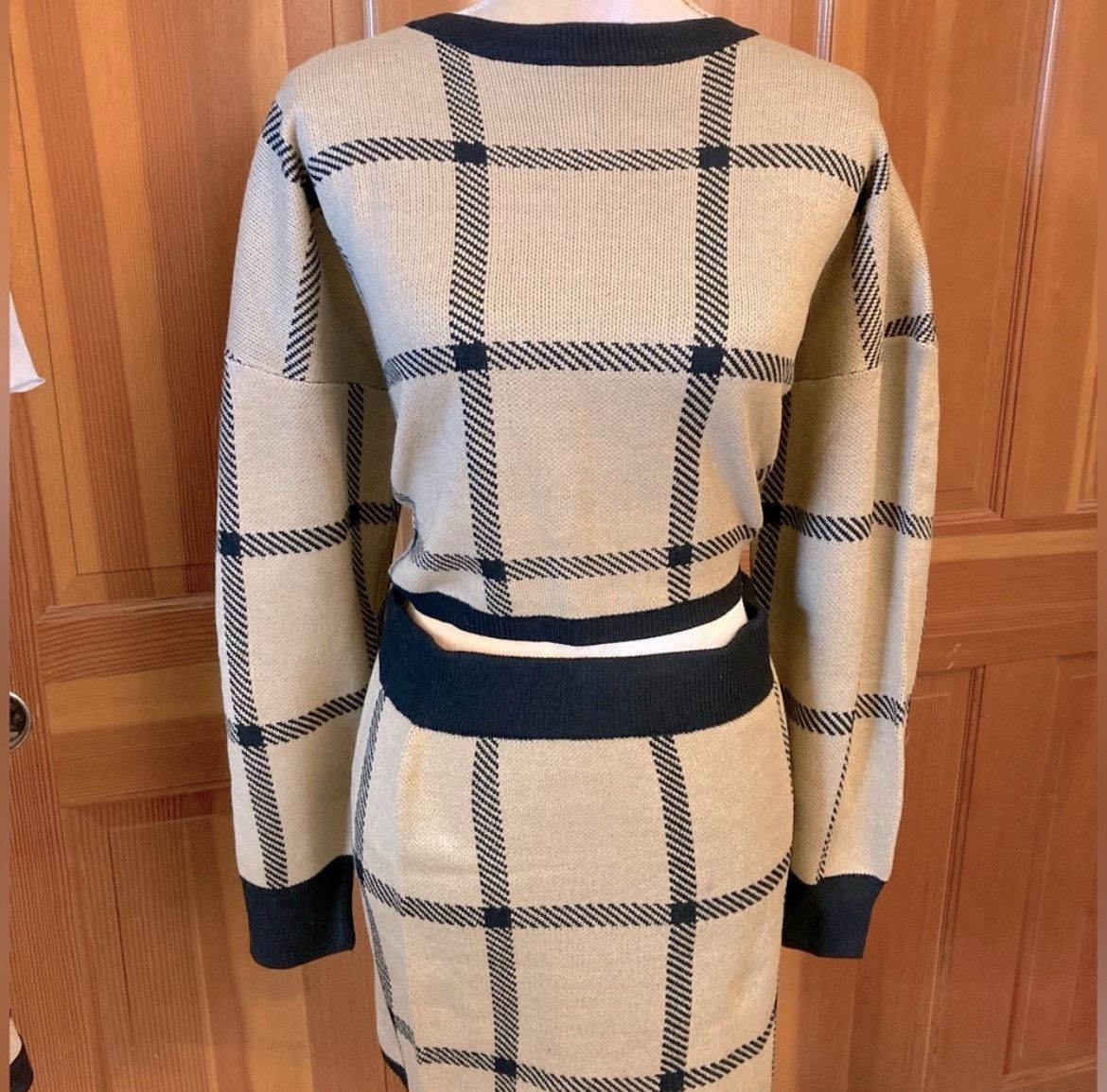 Designer × Other NWT, Lavishly Paris Women’s Knit Sweater and Skirt Set. Size M / US 6-8 / IT 42-44 - 2 Thumbnail