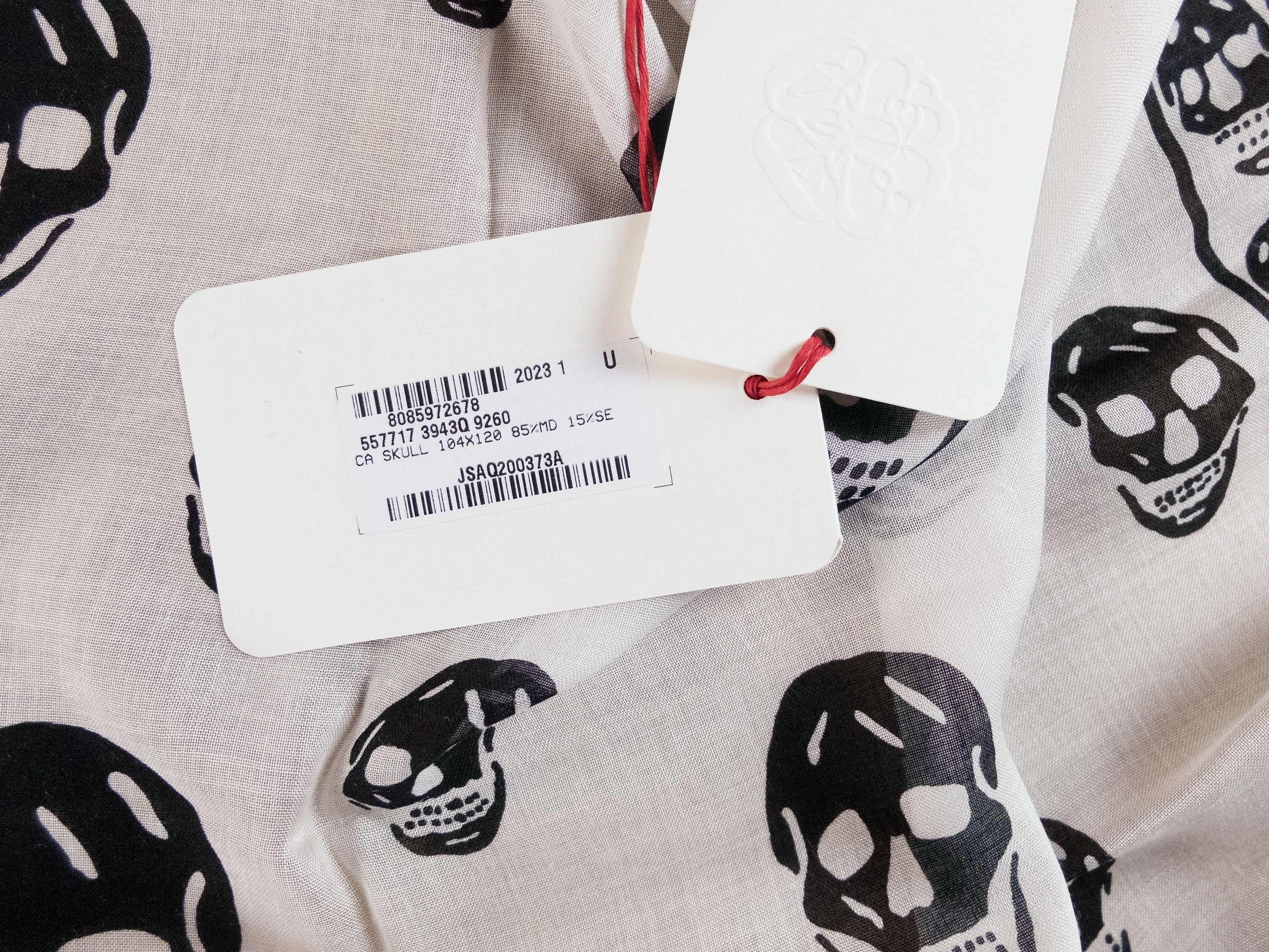 Alexander McQueen ALEXANDER MCQUEEN white & black skull print modal silk scarf Size ONE SIZE - 4 Thumbnail
