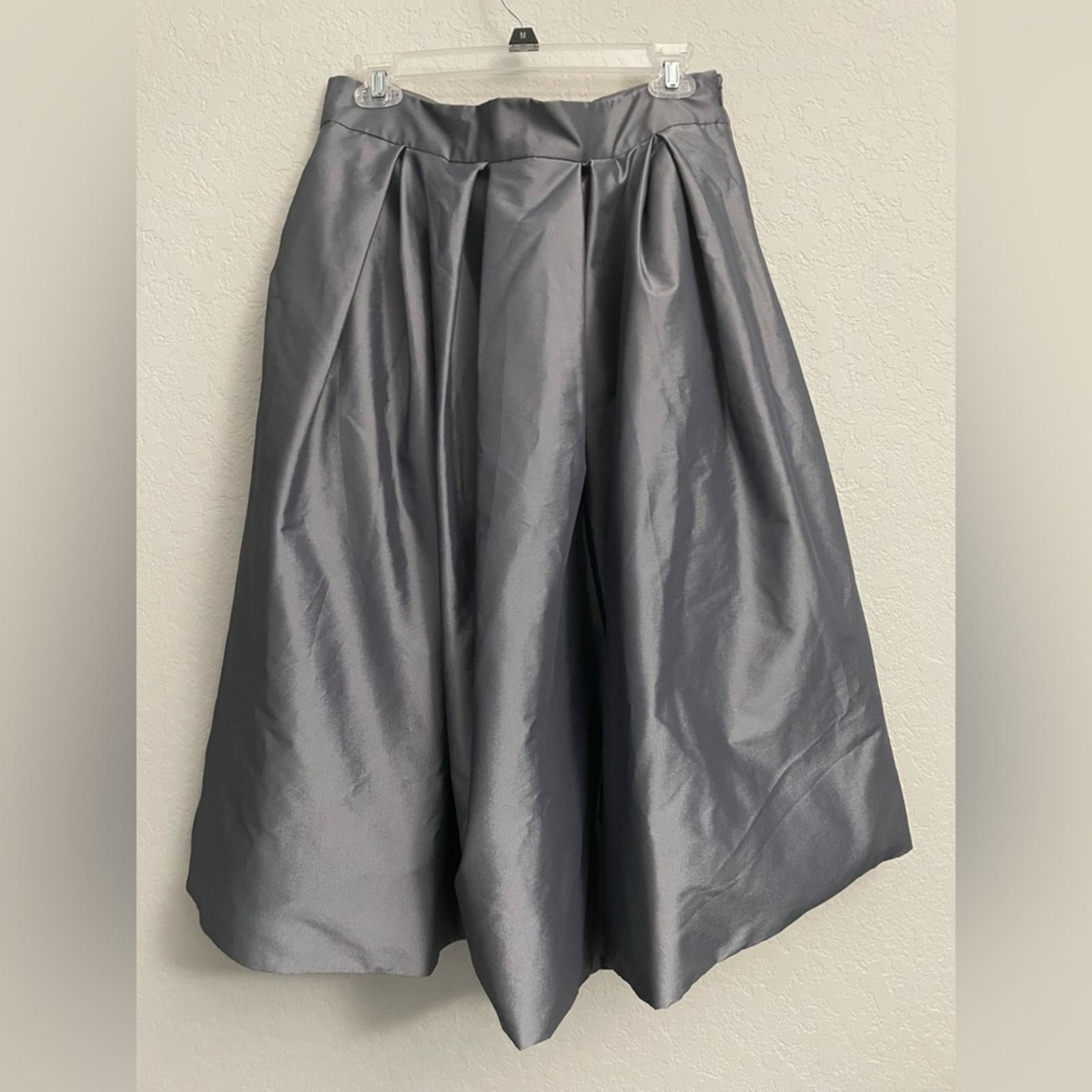 White House Black Market White House Black Market Silver Taffeta Skirt 10 Lace Top 12 Size L / US 10 / IT 46 - 8 Thumbnail