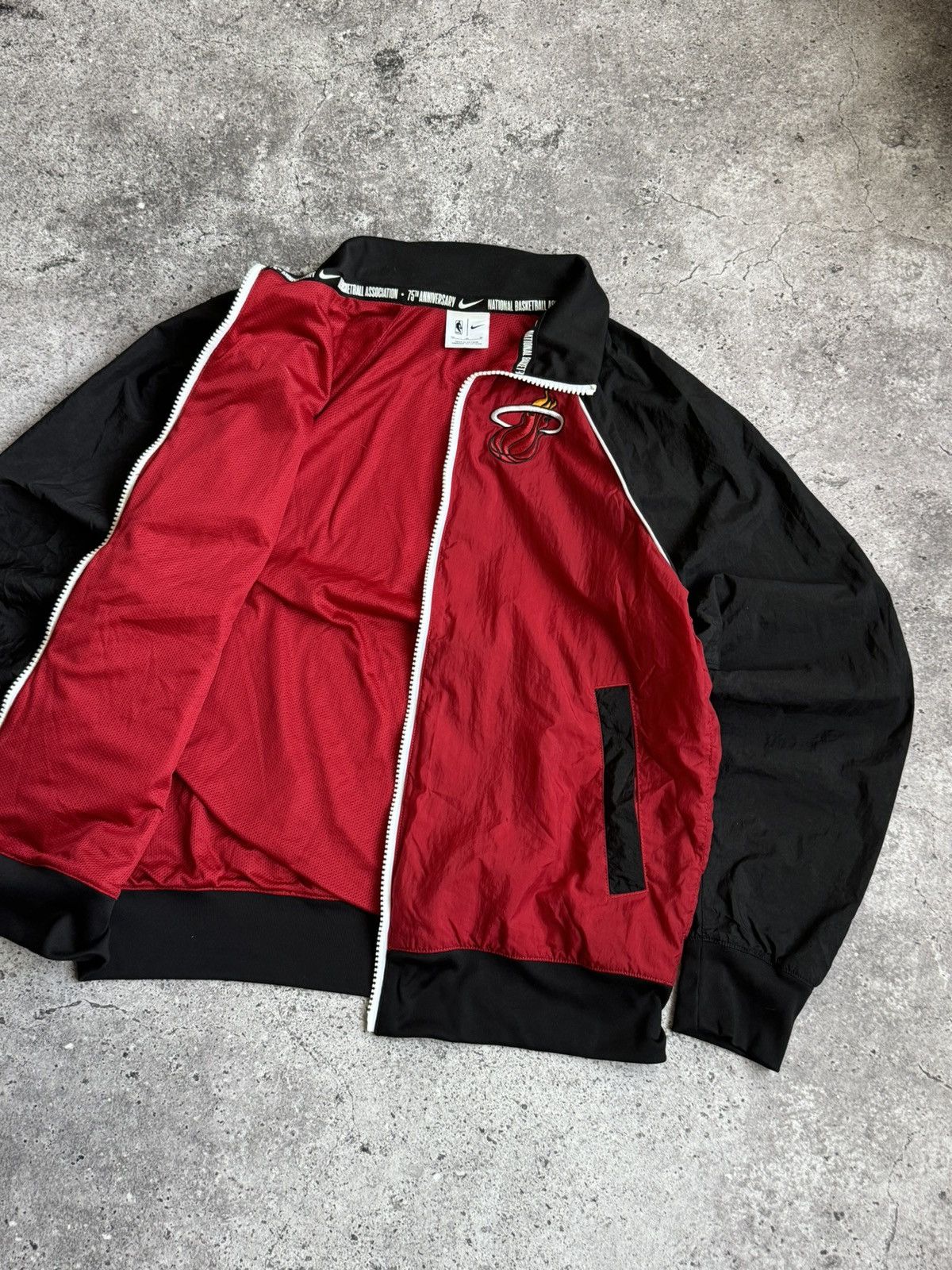 Nike Vintage Nike Miami Heat NBA nylon hoodie jacket Size US M / EU 48-50 / 2 - 11 Thumbnail