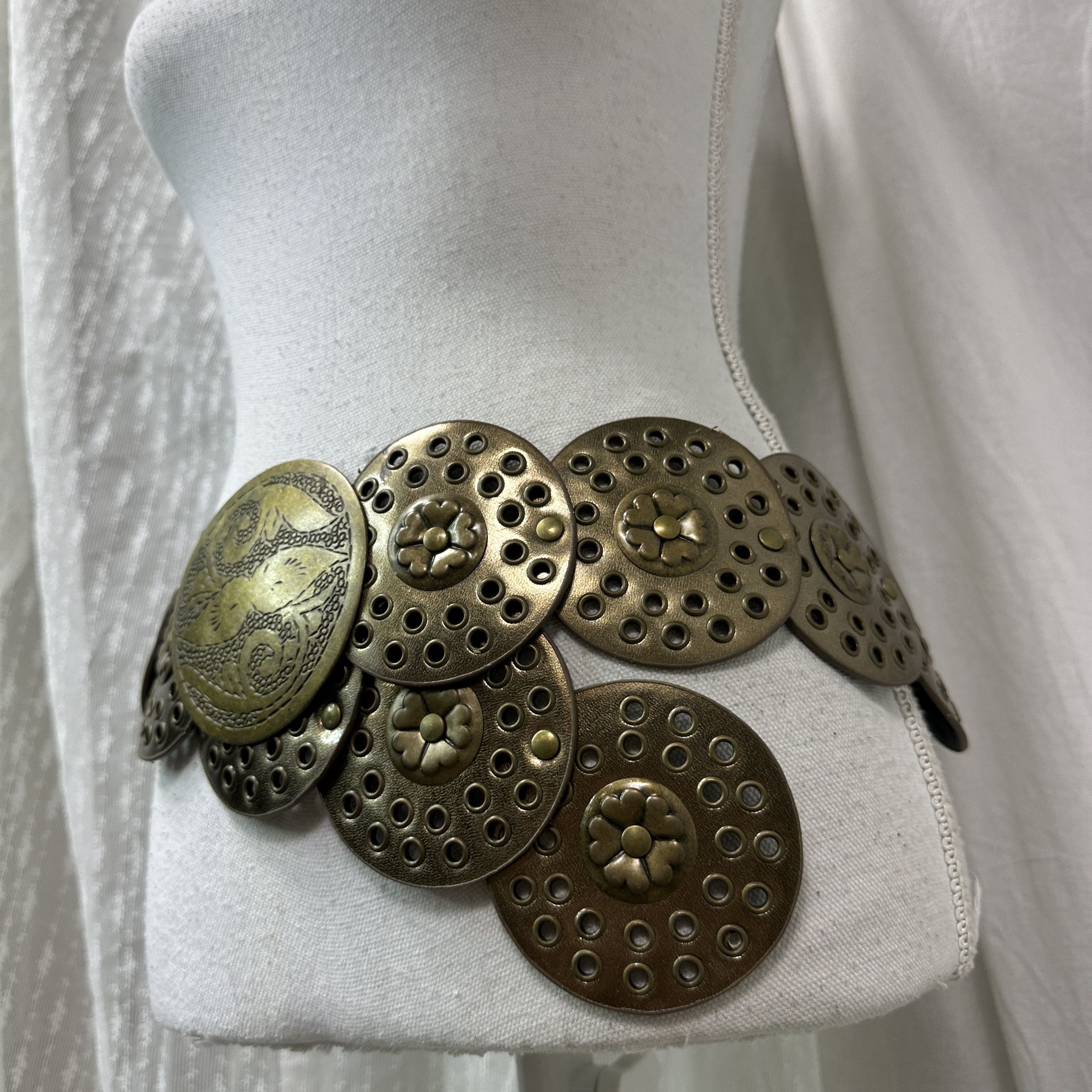 Vintage Vintage Avant Garde Concho Gold Metal Belt Y2K Size ONE SIZE - 4 Thumbnail