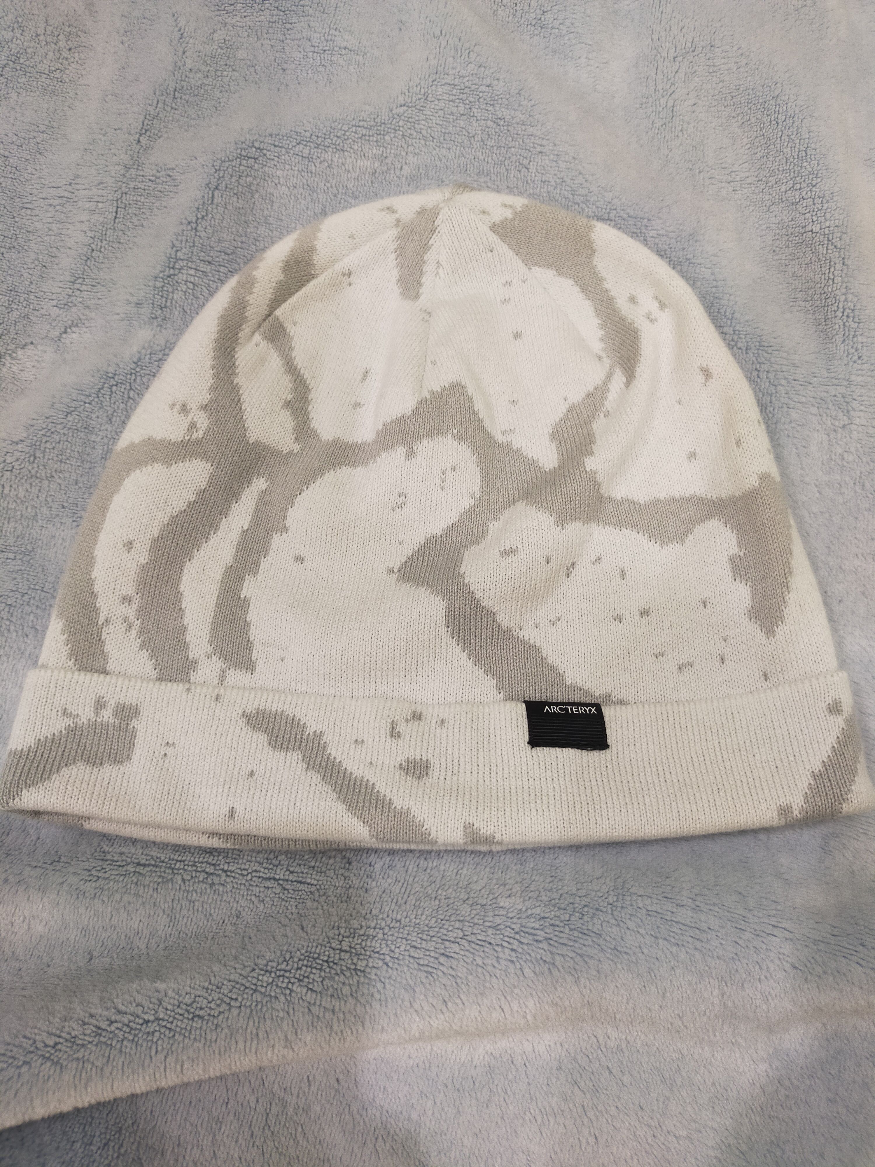 Arcteryx Lightweight toque light white beanie