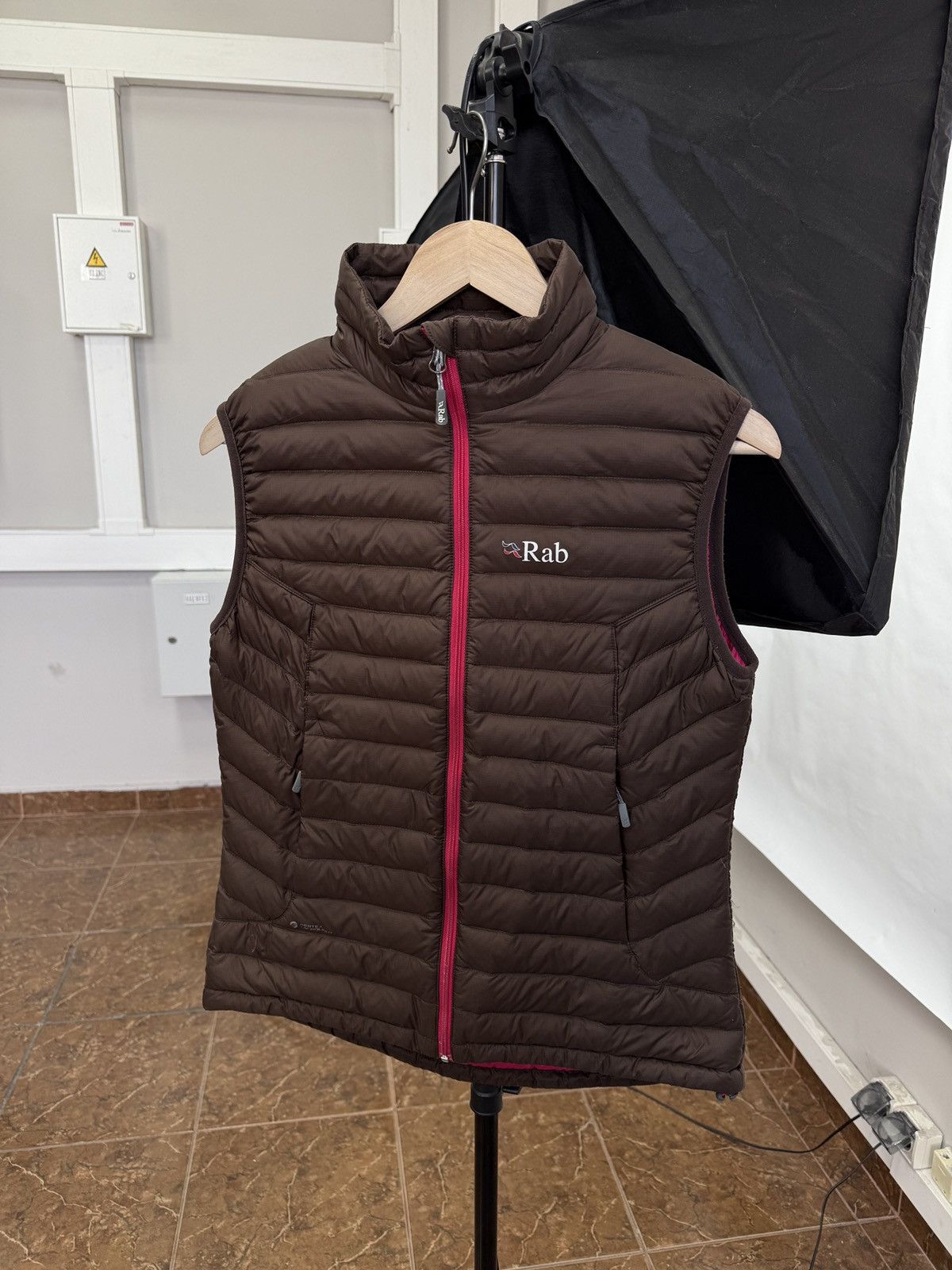 Rab 🇺🇸 Rab Pertex Microlight Puffer Vest Brown Woman Outdoor Y2K Size S / US 4 / IT 40 - 1 Thumbnail